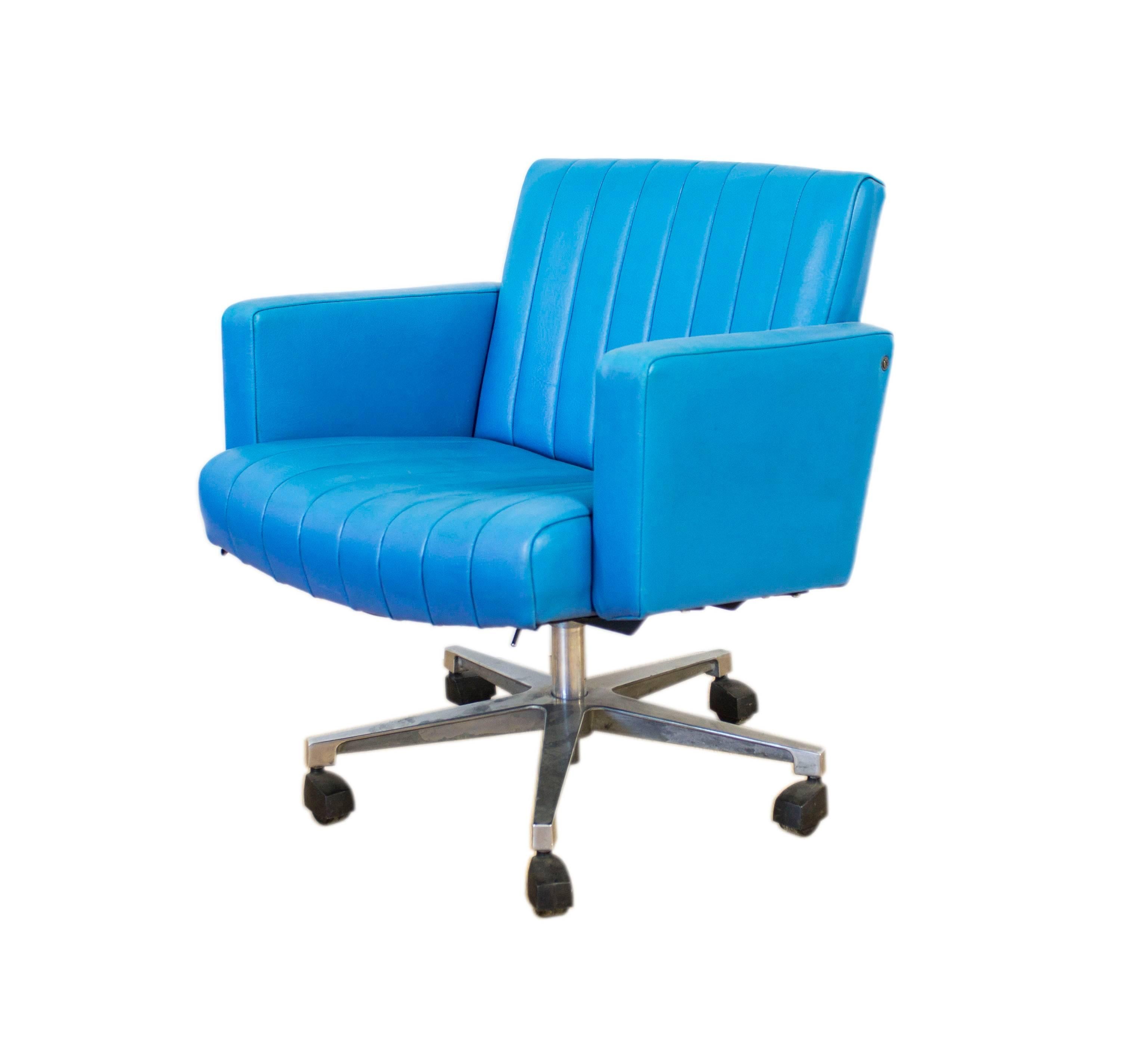If there is one thing the 1960s are synonymous for it’s style and colour, with designers experimenting with ever bolder colors and patterns to create stunning and unique pieces of furniture.

Highly practical, this stunning Turquoise armchair
