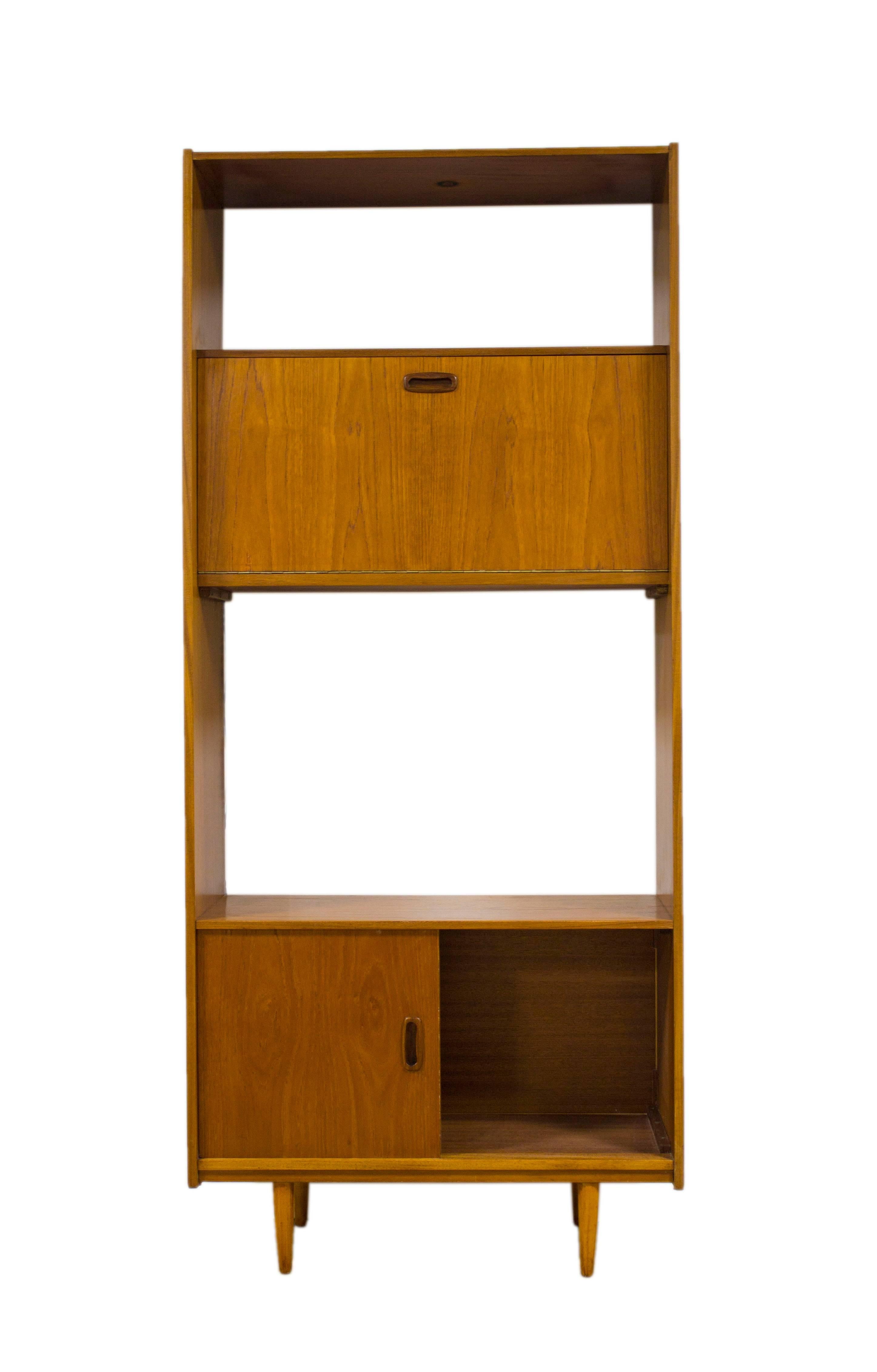 What better way to display your treasured possessions than on a beautifully crafted Danish designed room divider shelving unit in stunning teak with it’s beautiful lines, rich grain and stunning tapered design. Standing proudly on atomic design