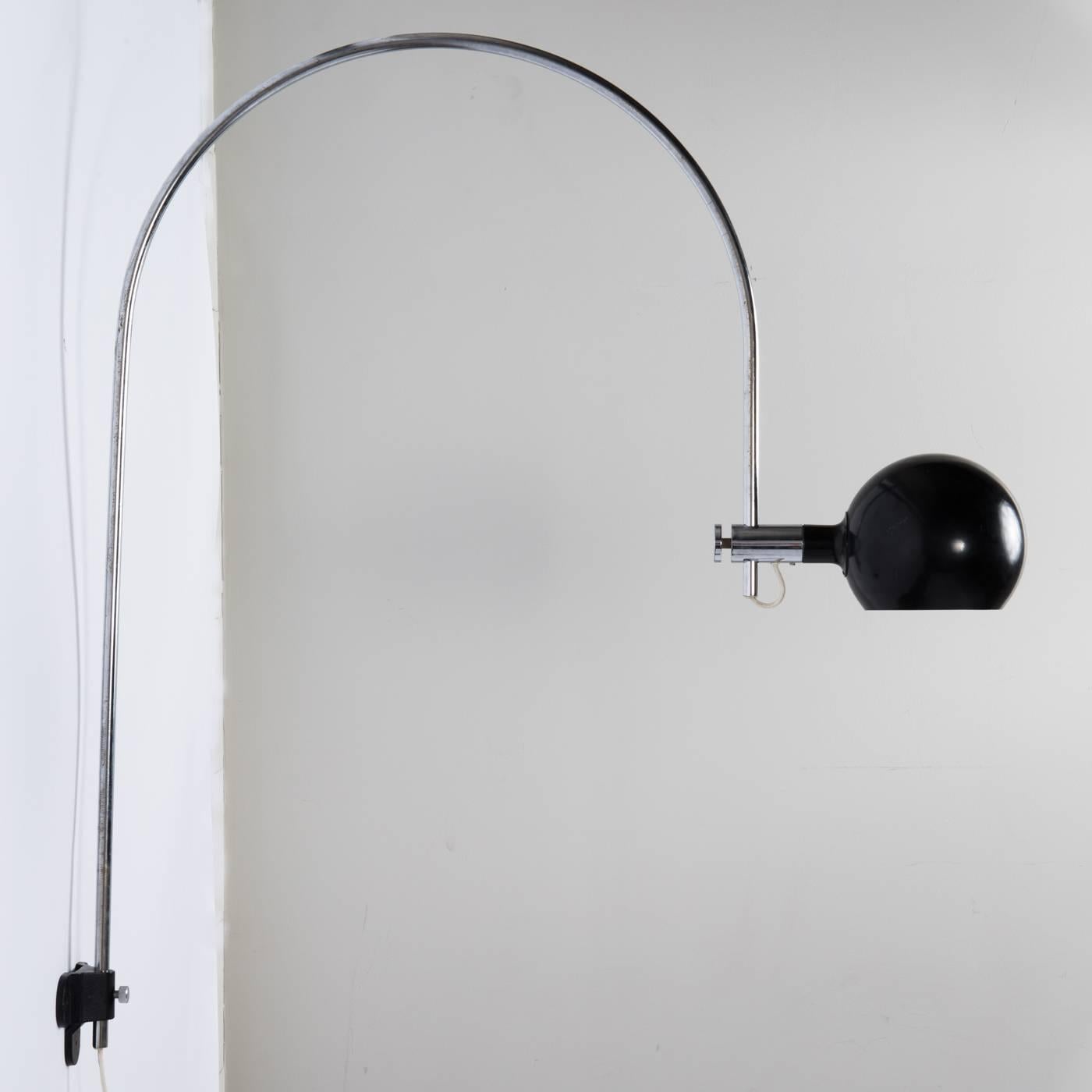 Mid-Century Modern Large Bow Lamp in Black and Chrome Lacquered Metal For Sale