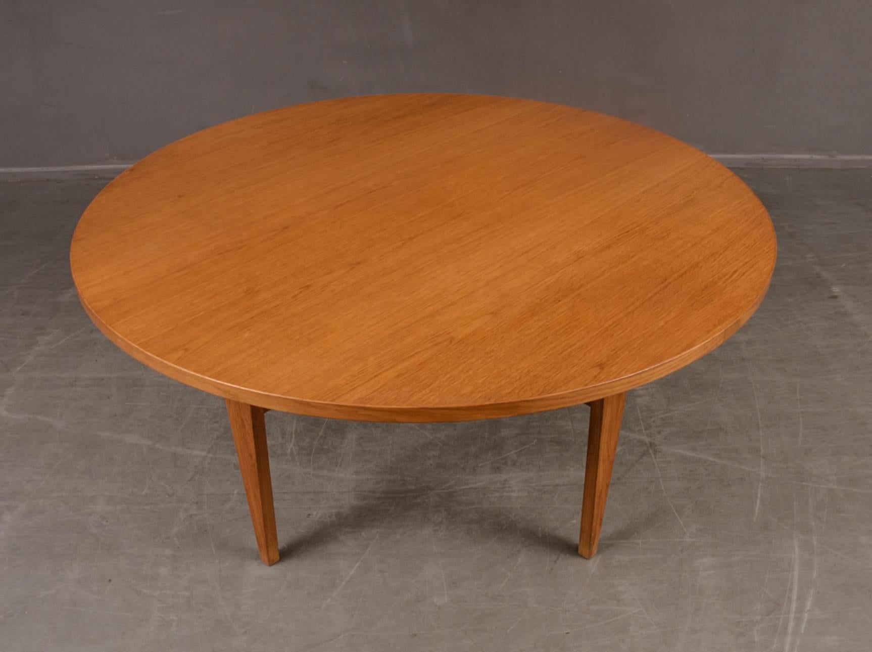 Round dining table by Hans J. Wegner in oak with keyhole shapes in legs.
Double stamped GETAMA, Produced by GETAMA.