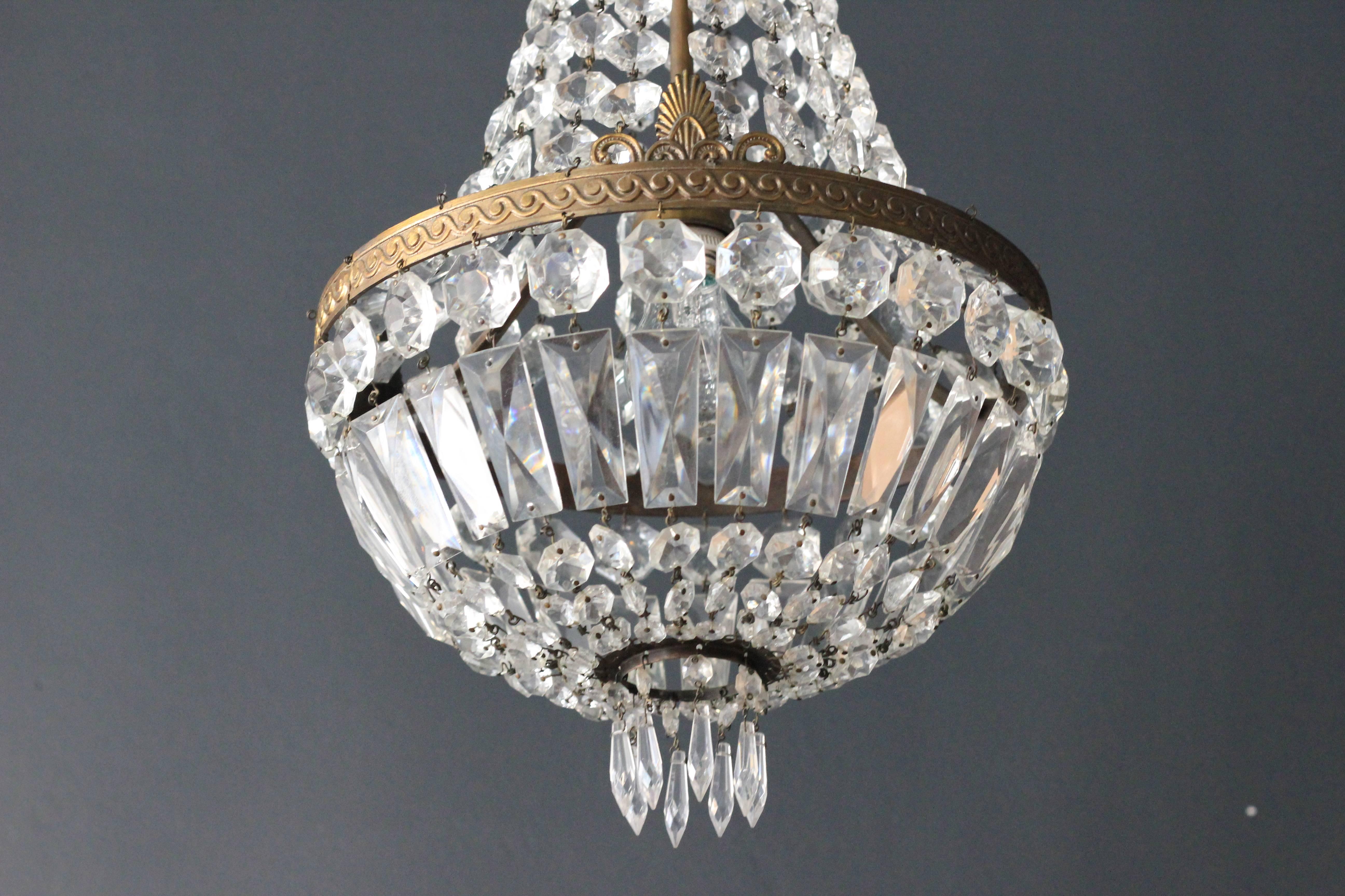 Original preserved chandelier, circa 1950. Cabling and sockets completely renewed. Crystal hand-knotted
Measures: Total height: 70 cm, height without chain: 60 cm, diameter 33 cm, weight (approximately) 4kg.

Number of lights: One-light bulb