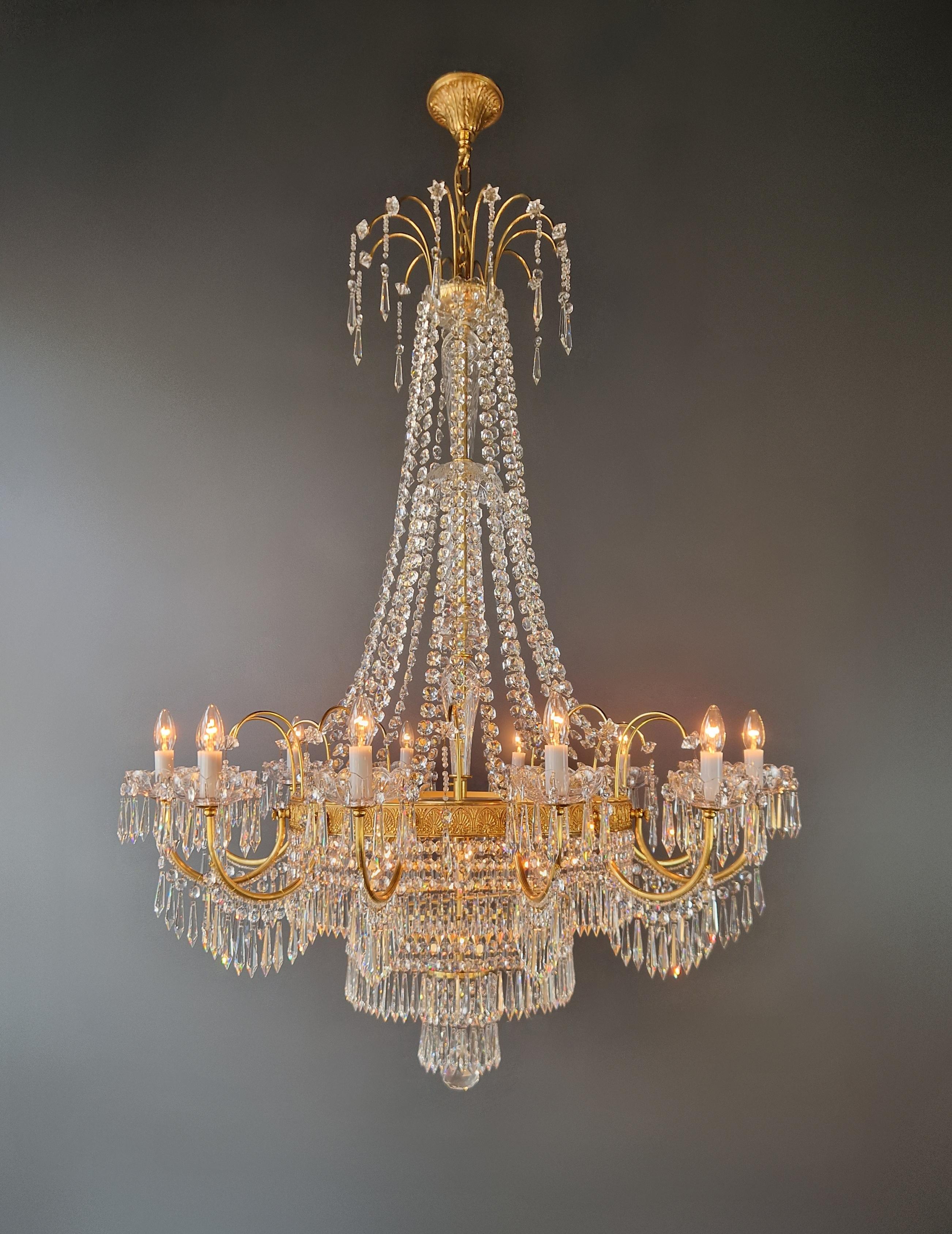 Barocco Grande lampadario barocco in cristallo in ottone massiccio Grande classico a sospensione in vendita