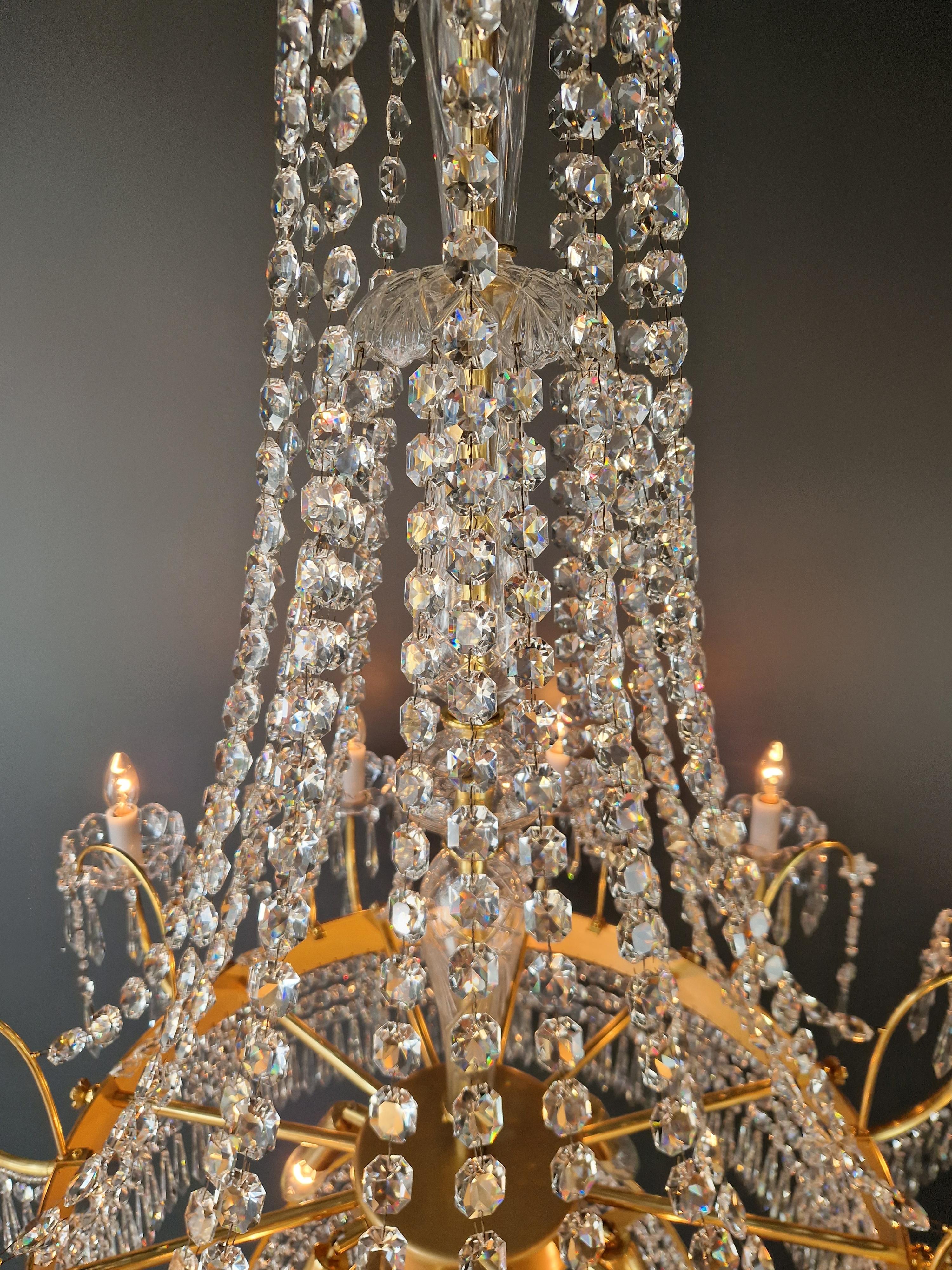 Grande lampadario barocco in cristallo in ottone massiccio Grande classico a sospensione in vendita 2