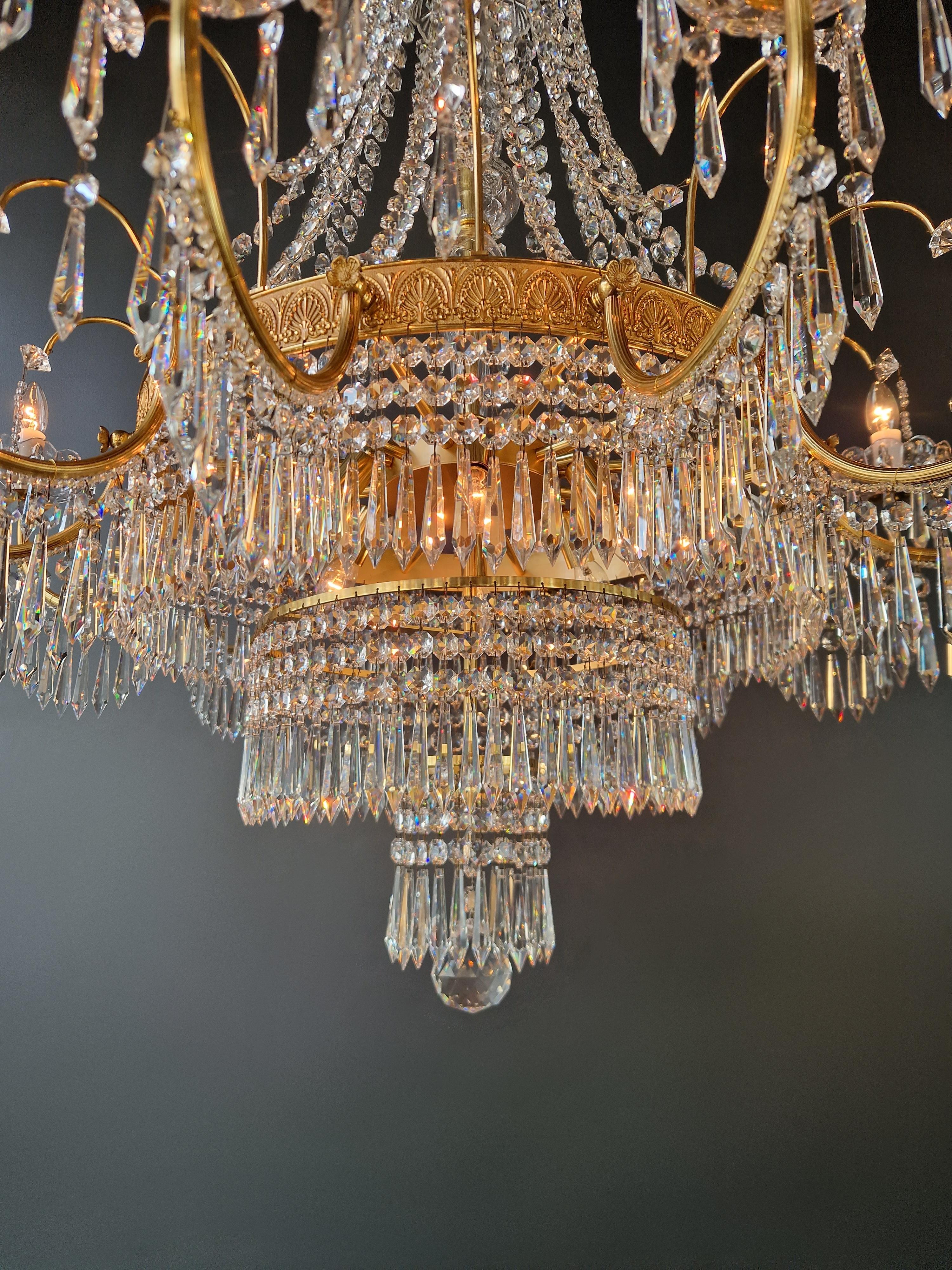 Ottone Grande lampadario barocco in cristallo in ottone massiccio Grande classico a sospensione in vendita