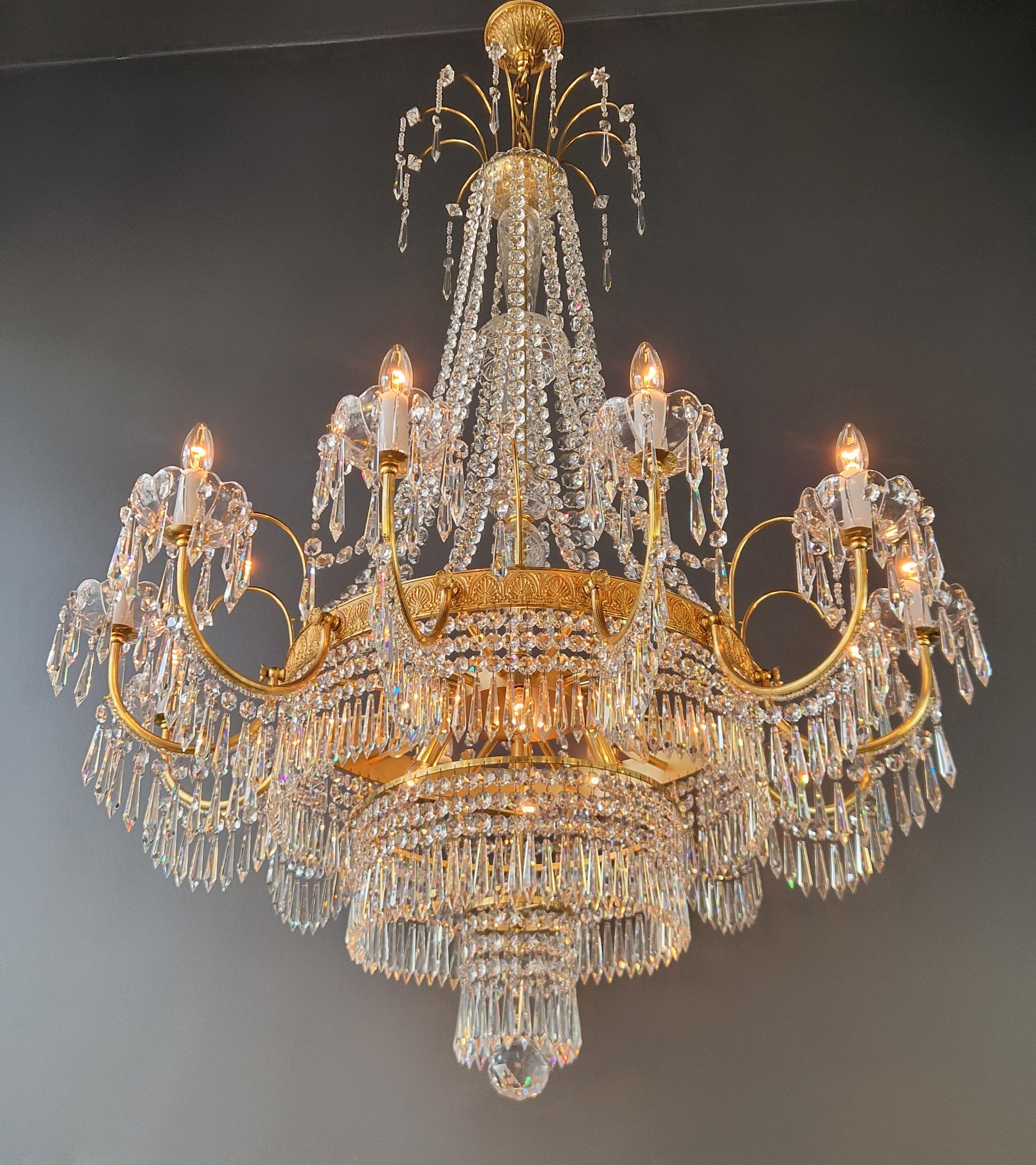 XXI secolo e contemporaneo Grande lampadario barocco in cristallo in ottone massiccio Grande classico a sospensione in vendita