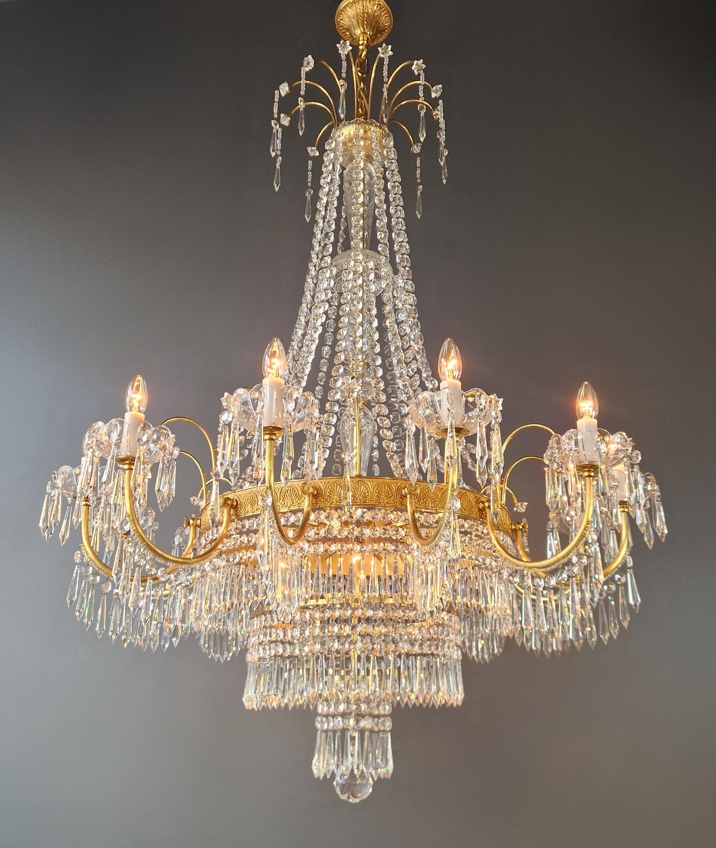 Grande lampadario barocco in cristallo in ottone massiccio Grande classico a sospensione In condizioni Nuovo in vendita a Berlin, DE