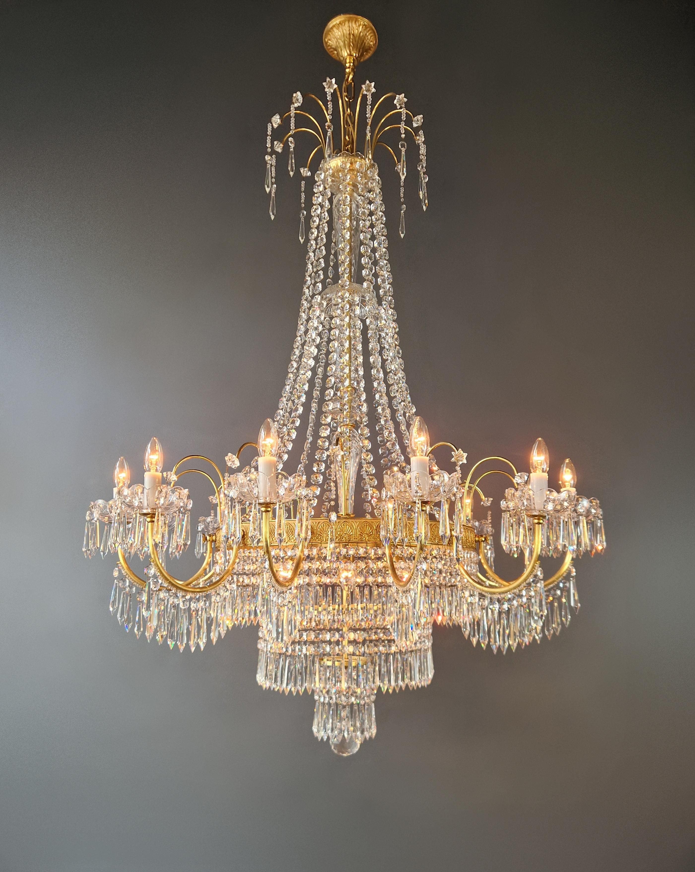 Esclusivo lampadario di cristallo, realizzato a mano nel nostro laboratorio interno

Aggiungi un'eleganza senza tempo al tuo spazio con questo squisito lampadario di cristallo, accuratamente realizzato a mano nel nostro laboratorio interno. Ogni