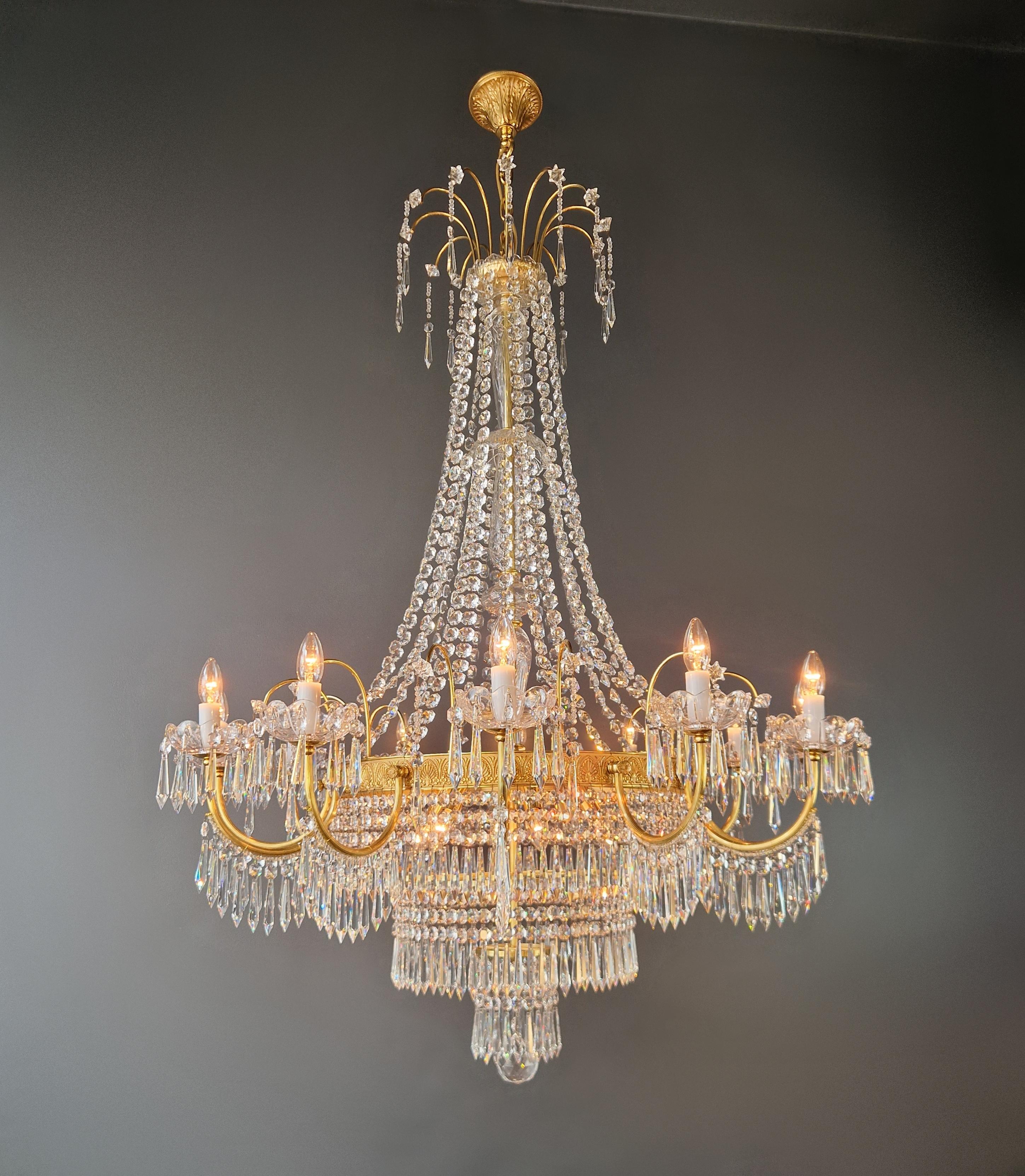 Tedesco Grande lampadario barocco in cristallo in ottone massiccio Grande classico a sospensione in vendita