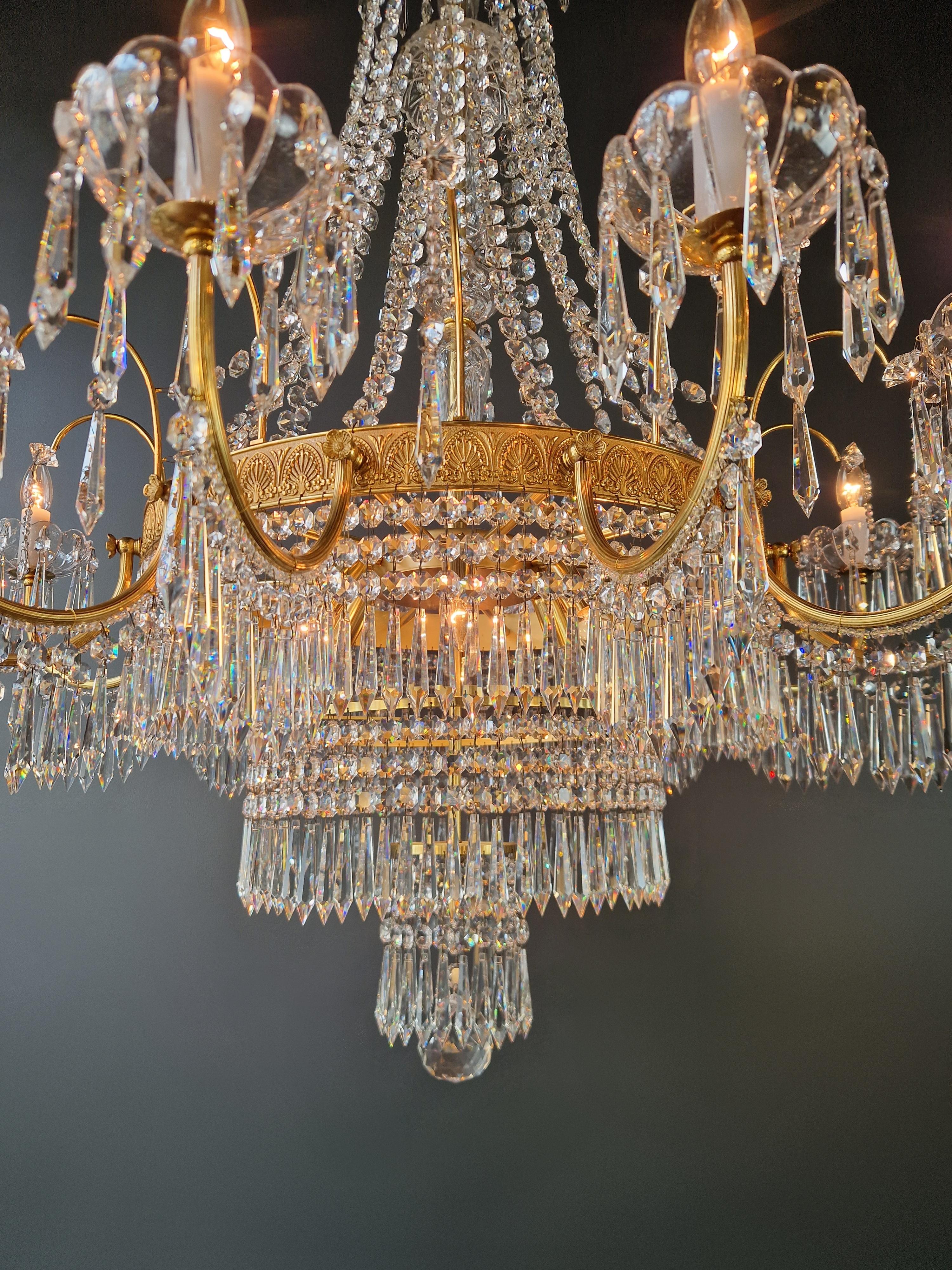 Grande lampadario barocco in cristallo in ottone massiccio Grande classico a sospensione in vendita 1