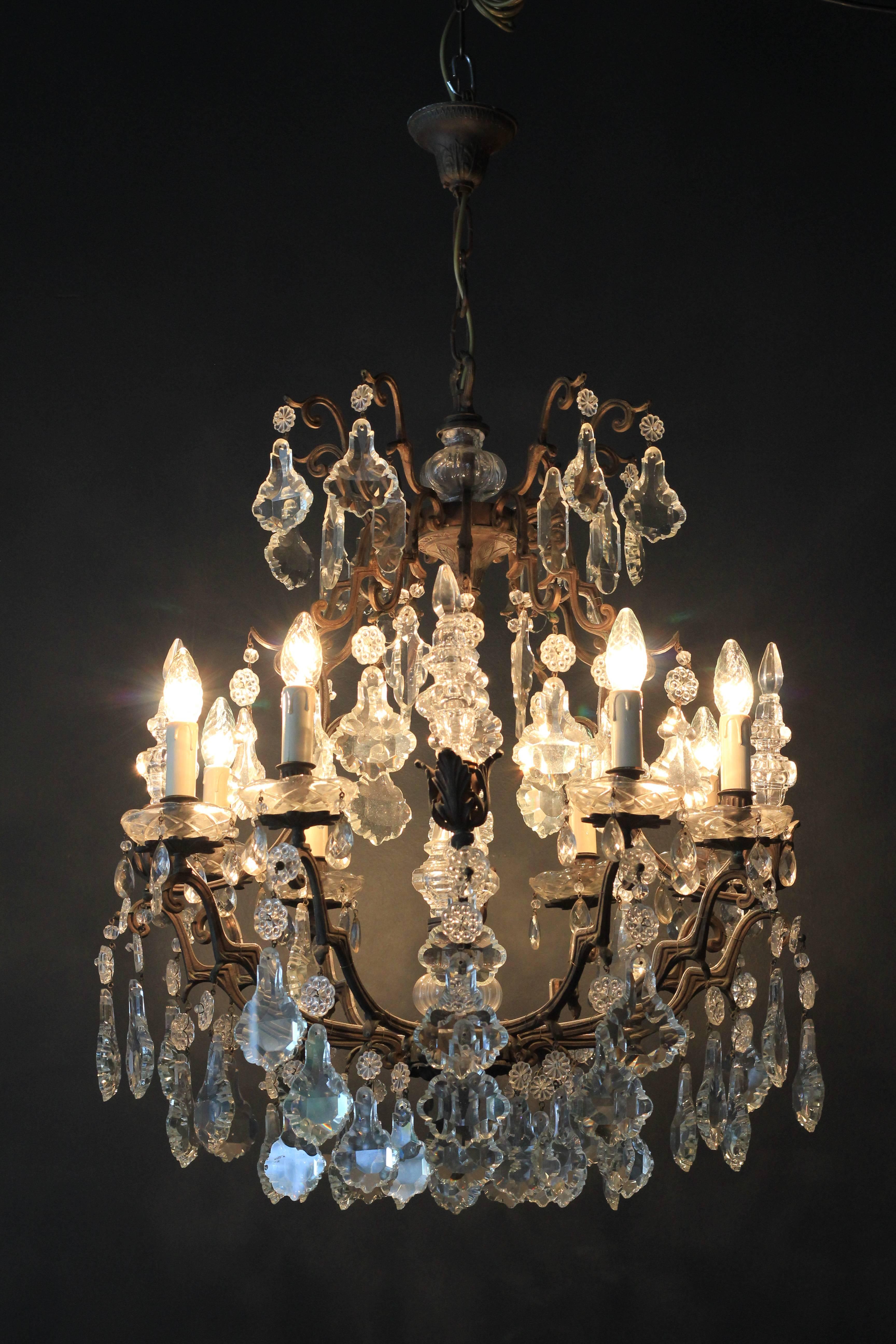 Original preserved chandelier, circa 1920. Cabling and sockets completely renewed. Crystal hand-knotted
Measures: Total height: 99 cm, height without chain: 81 cm, diameter 66 cm, weight (approximately) 22kg

Number of lights: Eight-light bulb