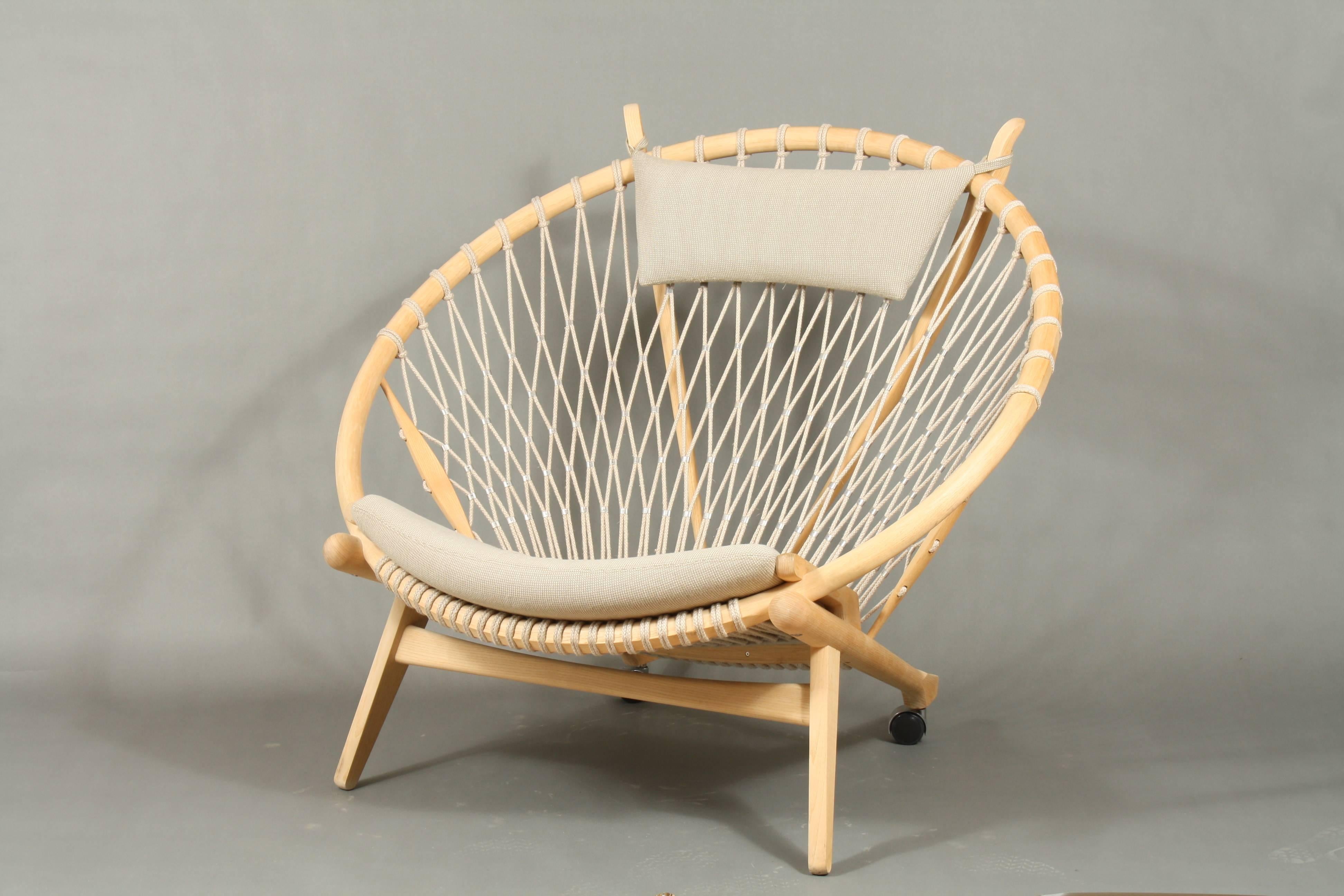 Very nice piece of design by Hans J. Wegner. Circle ' PP130 chair designed by for PP Möbler.
The frame is made of soaped oak. The net that constitutes the seat and the back is made of one piece of rope secured with stainless steel clips.
The hind