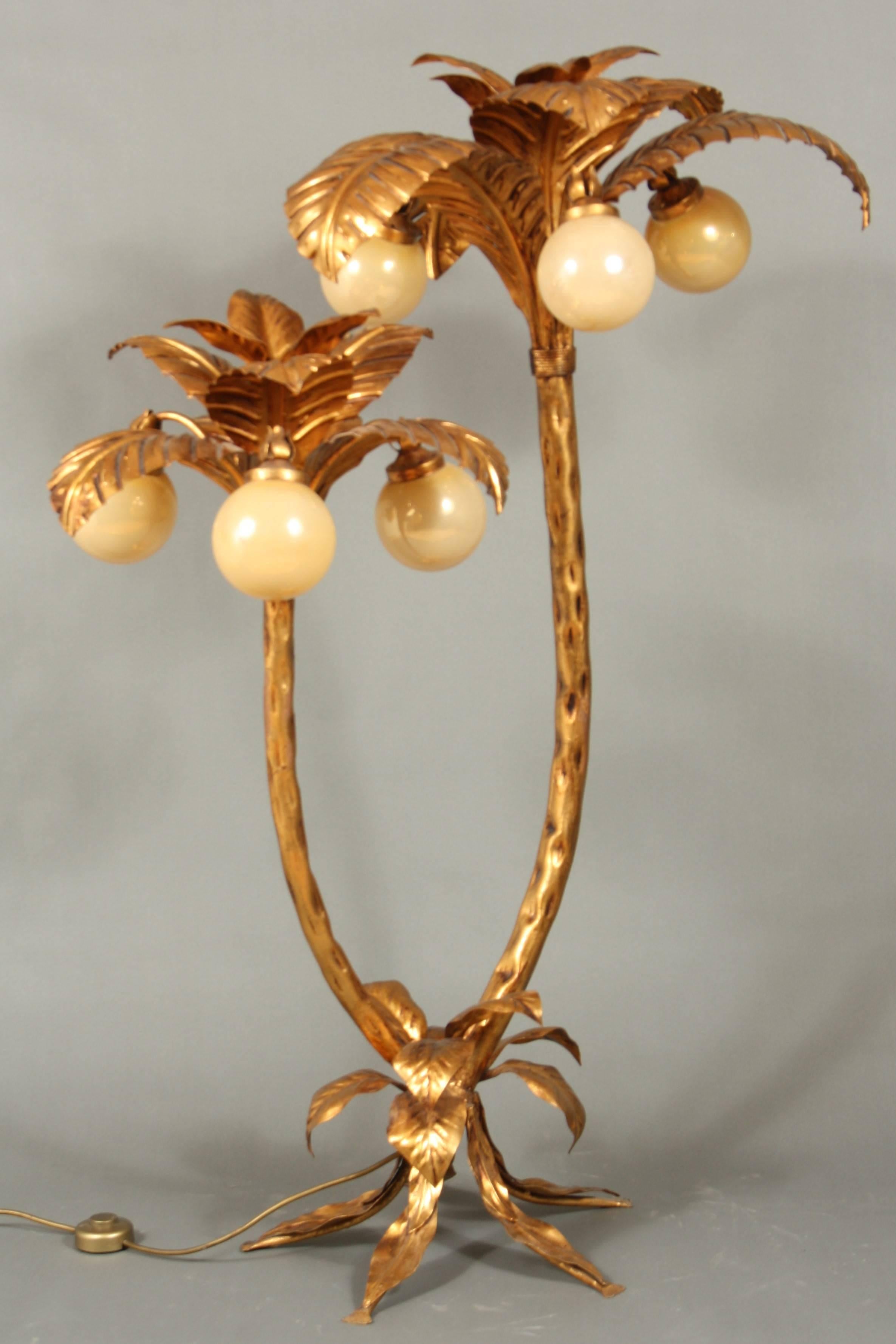 Palm tree floor lamp with six original very beautiful frosted globes. The palm has two trunks.
A really unique and fantastic lamp for a nice home.