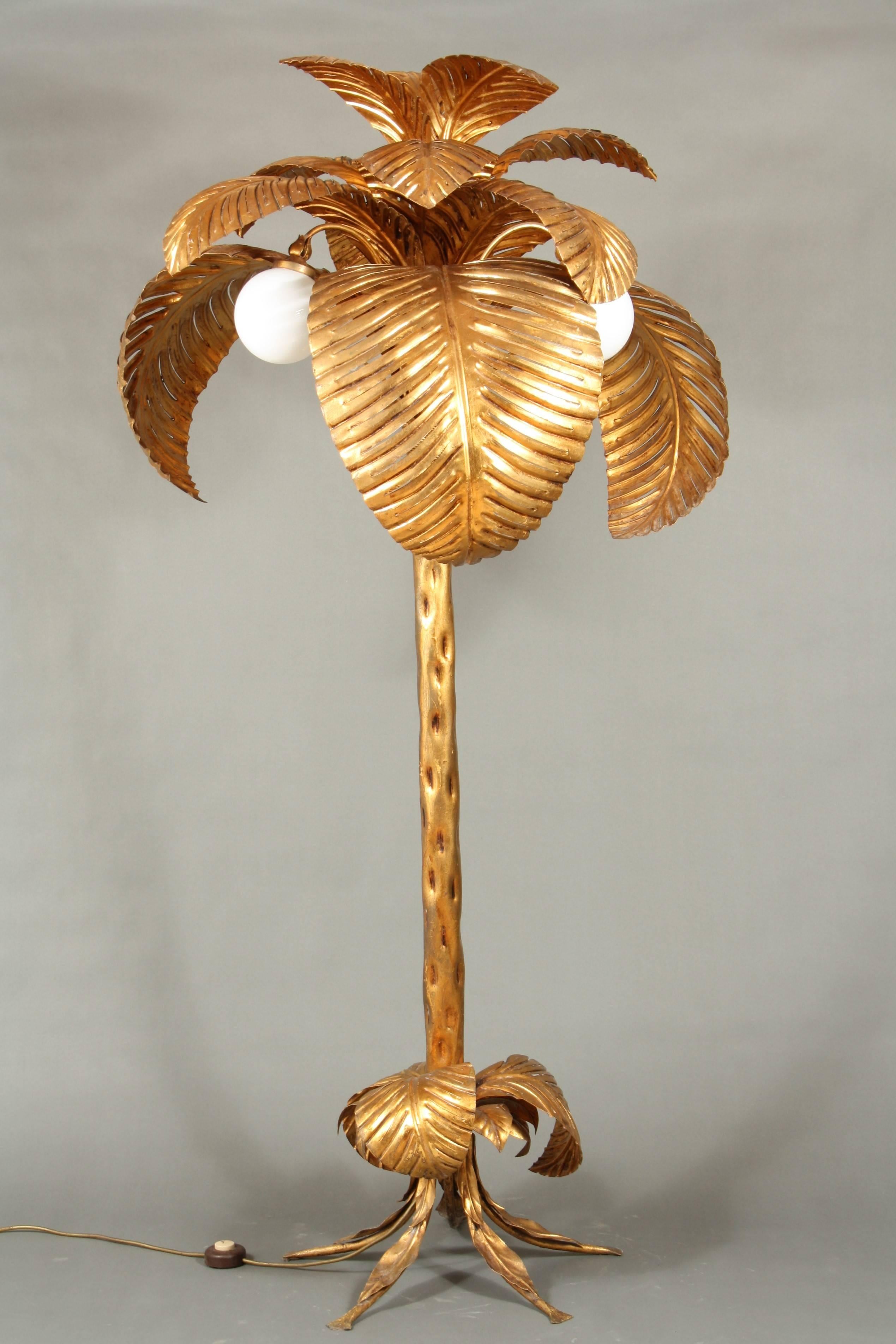 Huge mid-20th century Palm tree floor lamp from the 1960s with beautiful big leaves. The palm has three frosted glass globes. 
A really unique and fantastic lamp for a nice home.