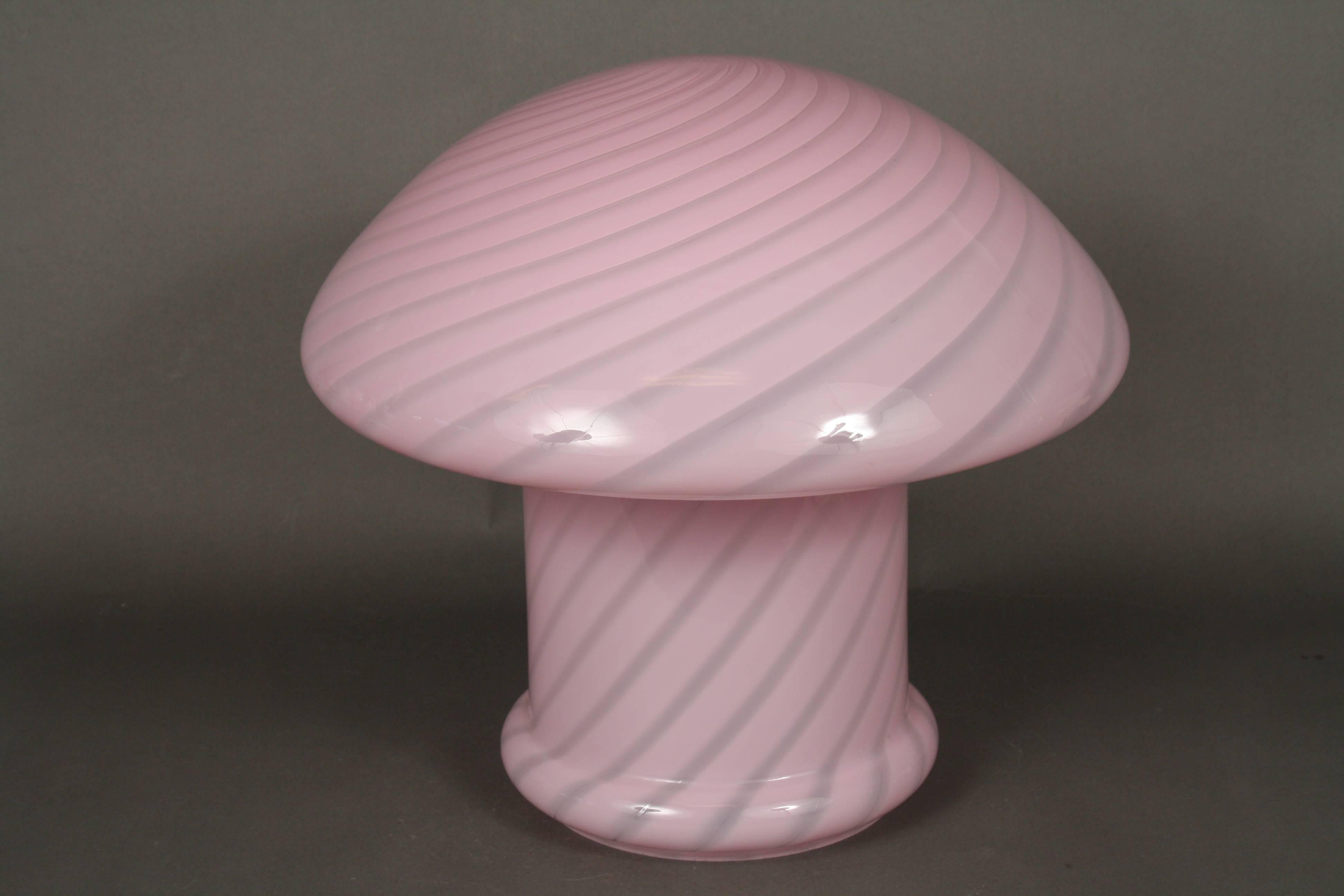 A beautiful 1970s Murano table lamp by the iconic glass maker Vetri, Italia. Stunningly elegant in design and whimsically formed in the shape of a mushroom. Featuring an off centred spiral captured in very beautiful pink glass.
