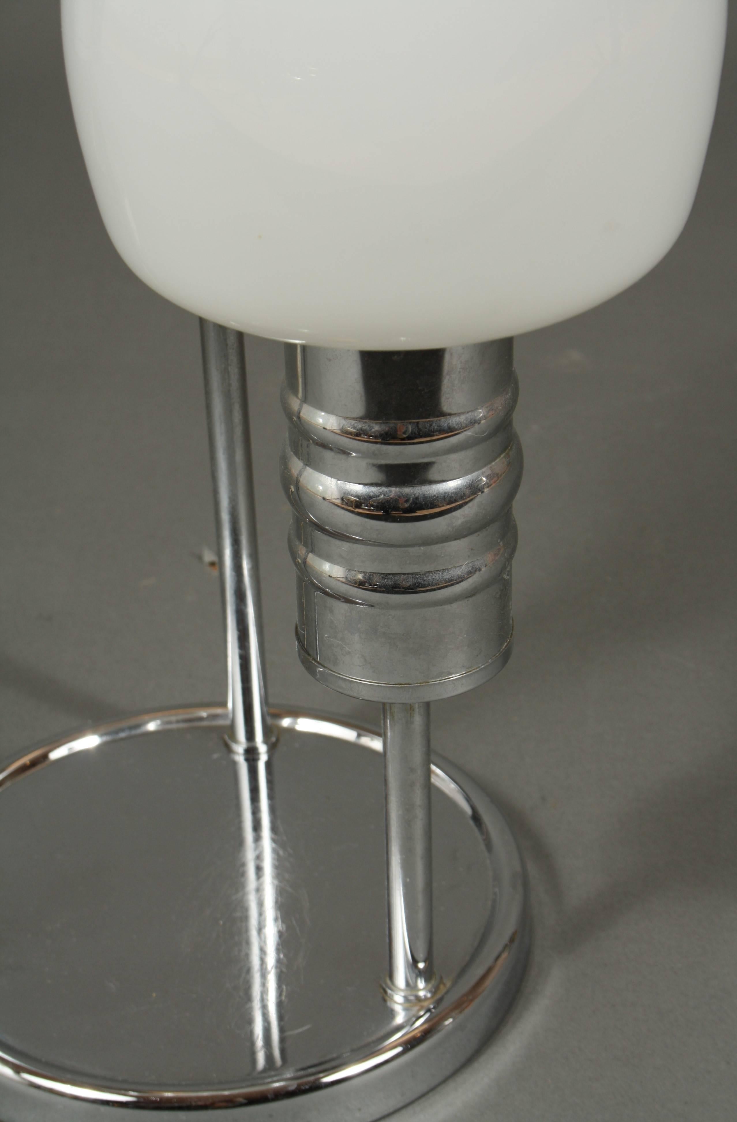 Late 20th Century Chrome Table Lamp with Three White Glasses For Sale