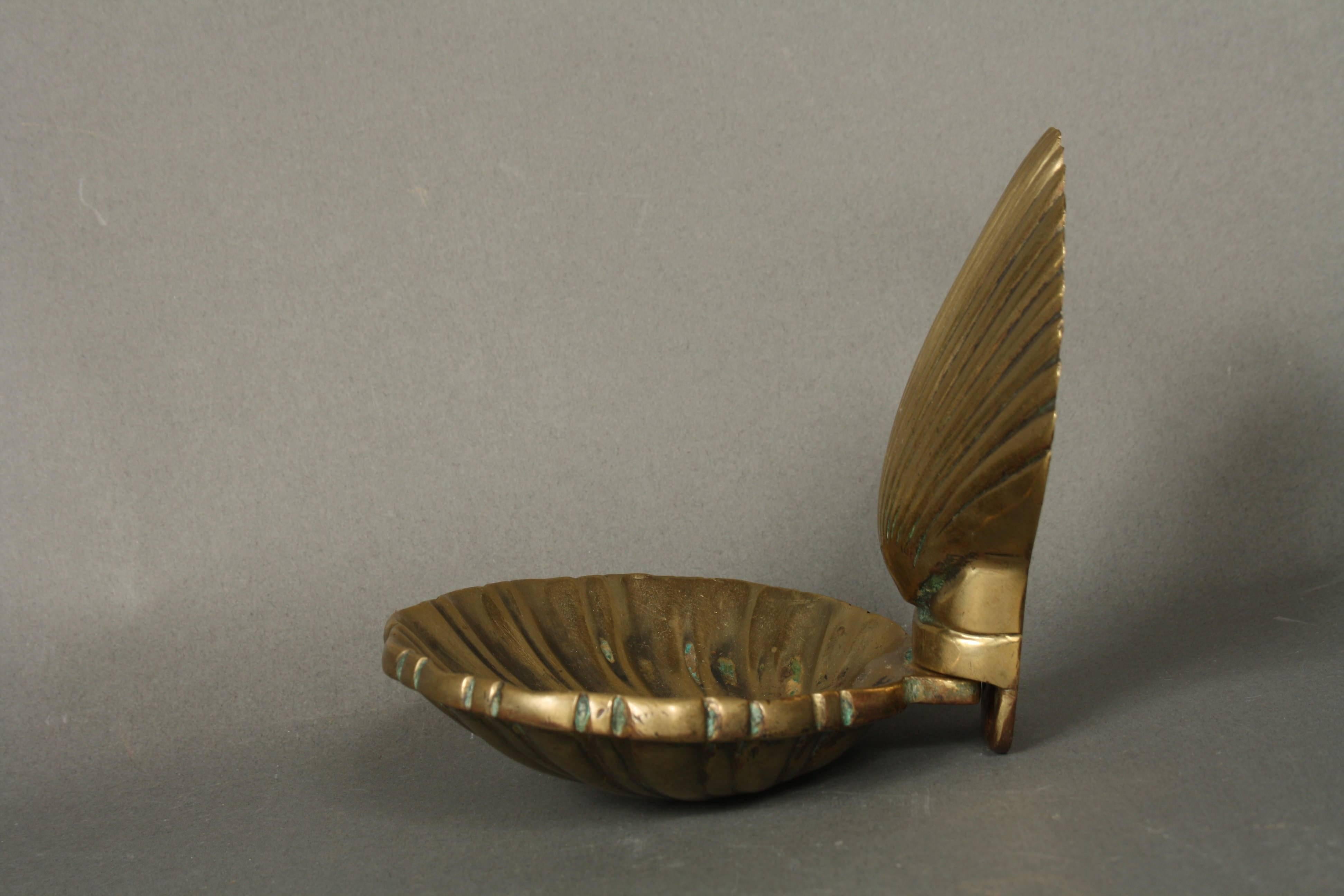 Shell soap dish and toothbrush holder, brass, 1950s. Beautiful set for the bathroom. Can be mounted at the wall.