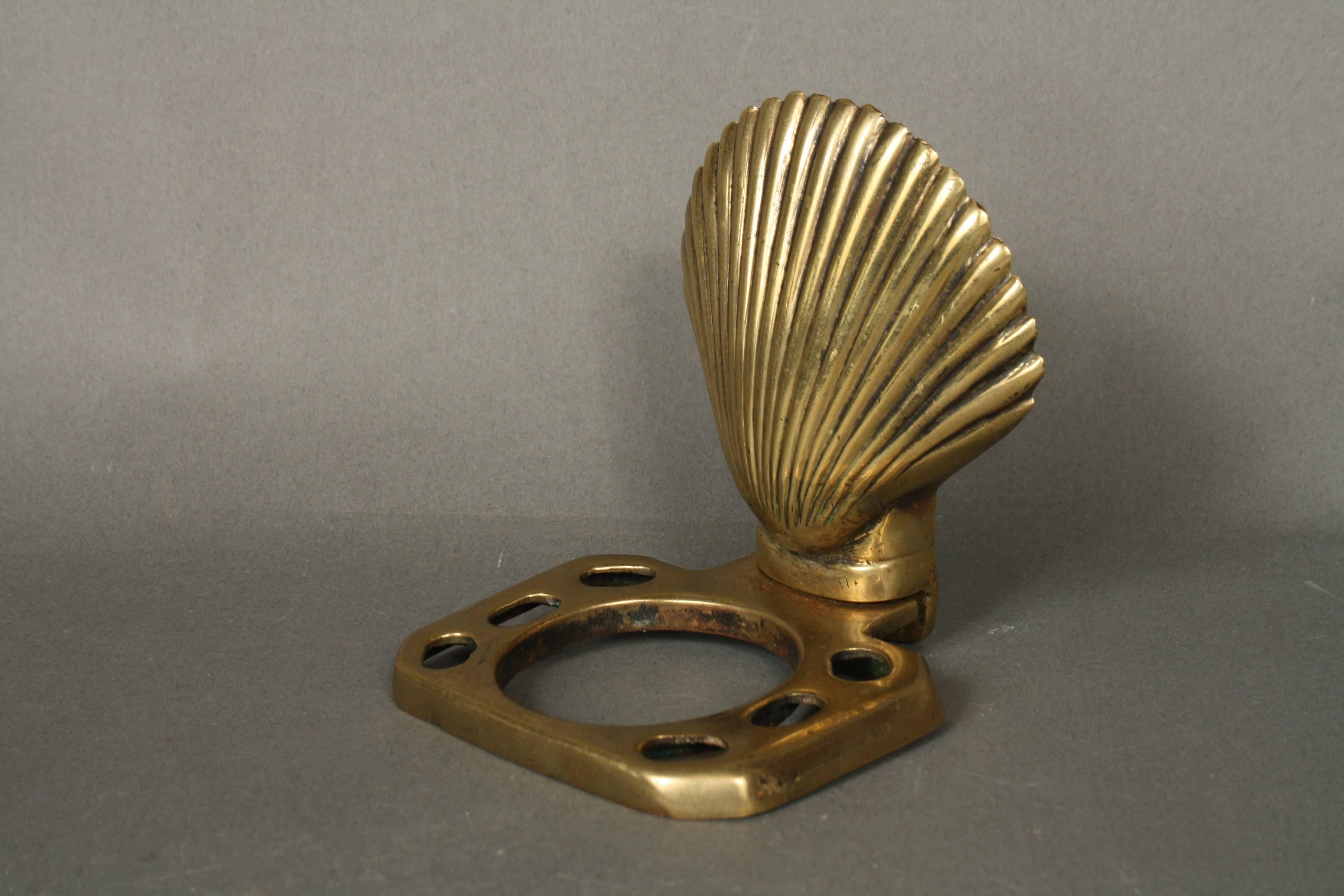 Shell Shaped Soap Dish and Toothbrush Holder, Brass, 1950s In Excellent Condition For Sale In Faarevejle, DK