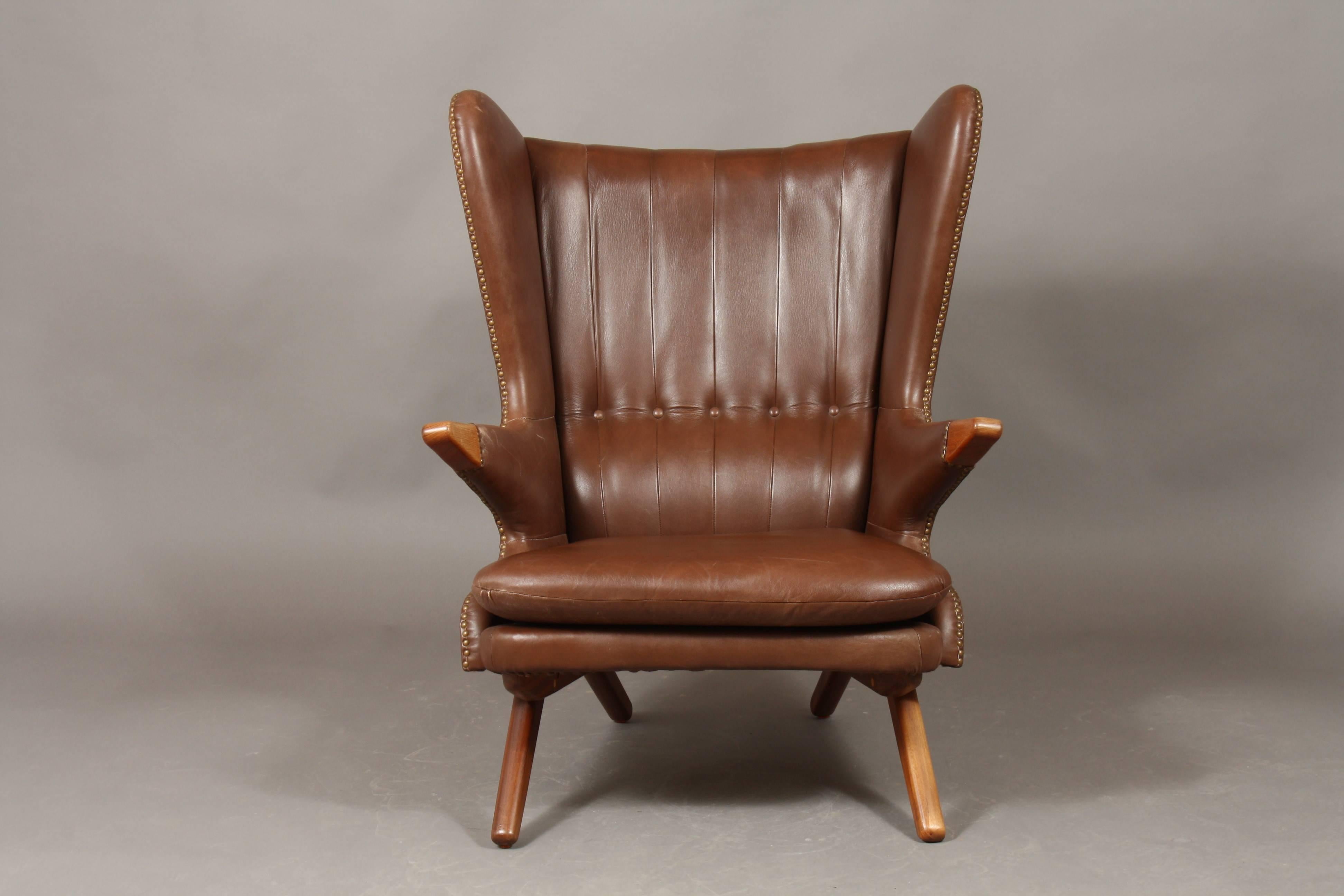 Svend skipper model 91 'Papa Bear' chair, brown leather, seam edge, studded.
The wing chair was designed by Svend Skipper for Skipper Moebelfabrik in the 1950s. The chair features a frame in teak. The high chair back not only provides a striking