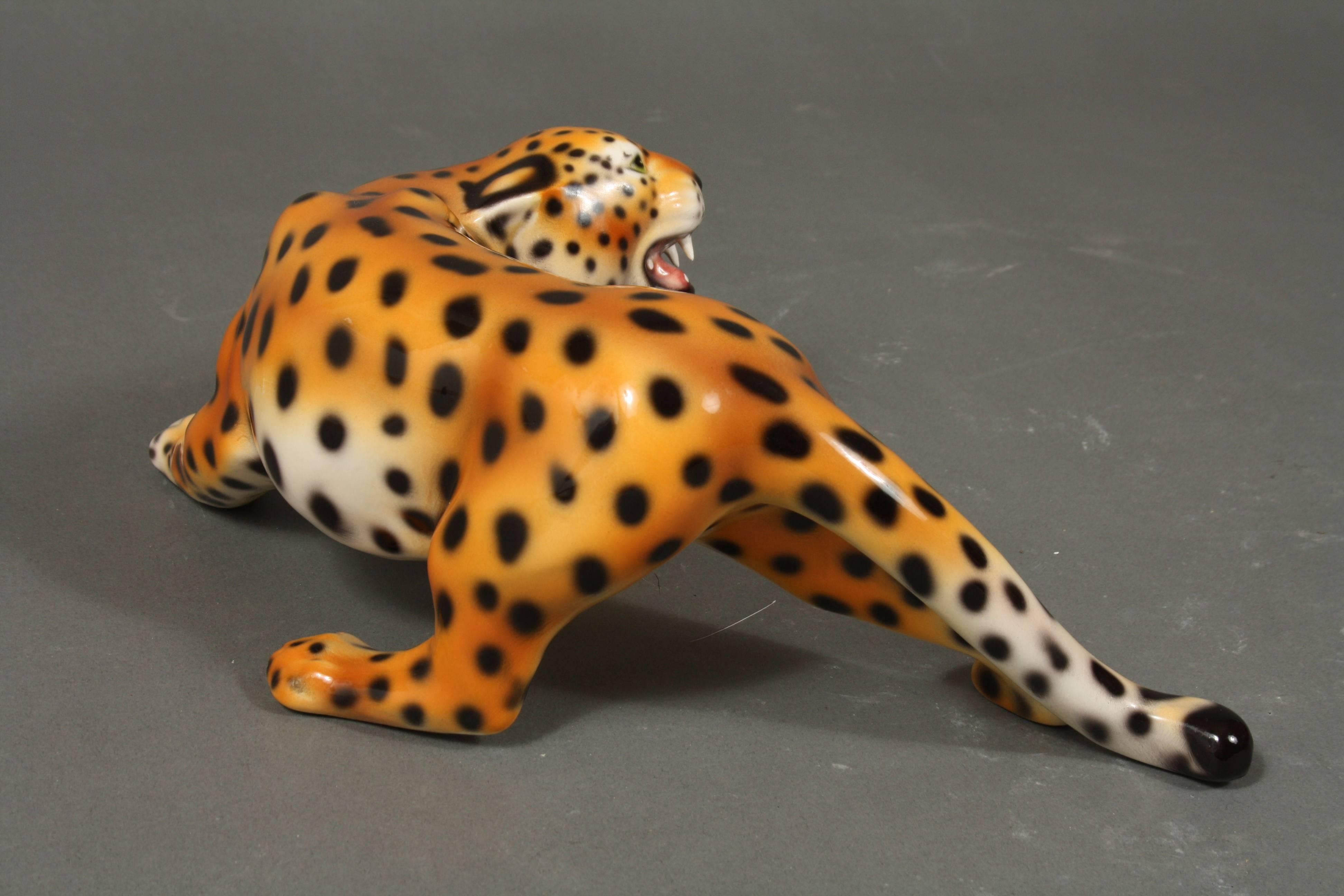 Porcelain Sculpture of a Cheetah, Italy In Excellent Condition For Sale In Faarevejle, DK