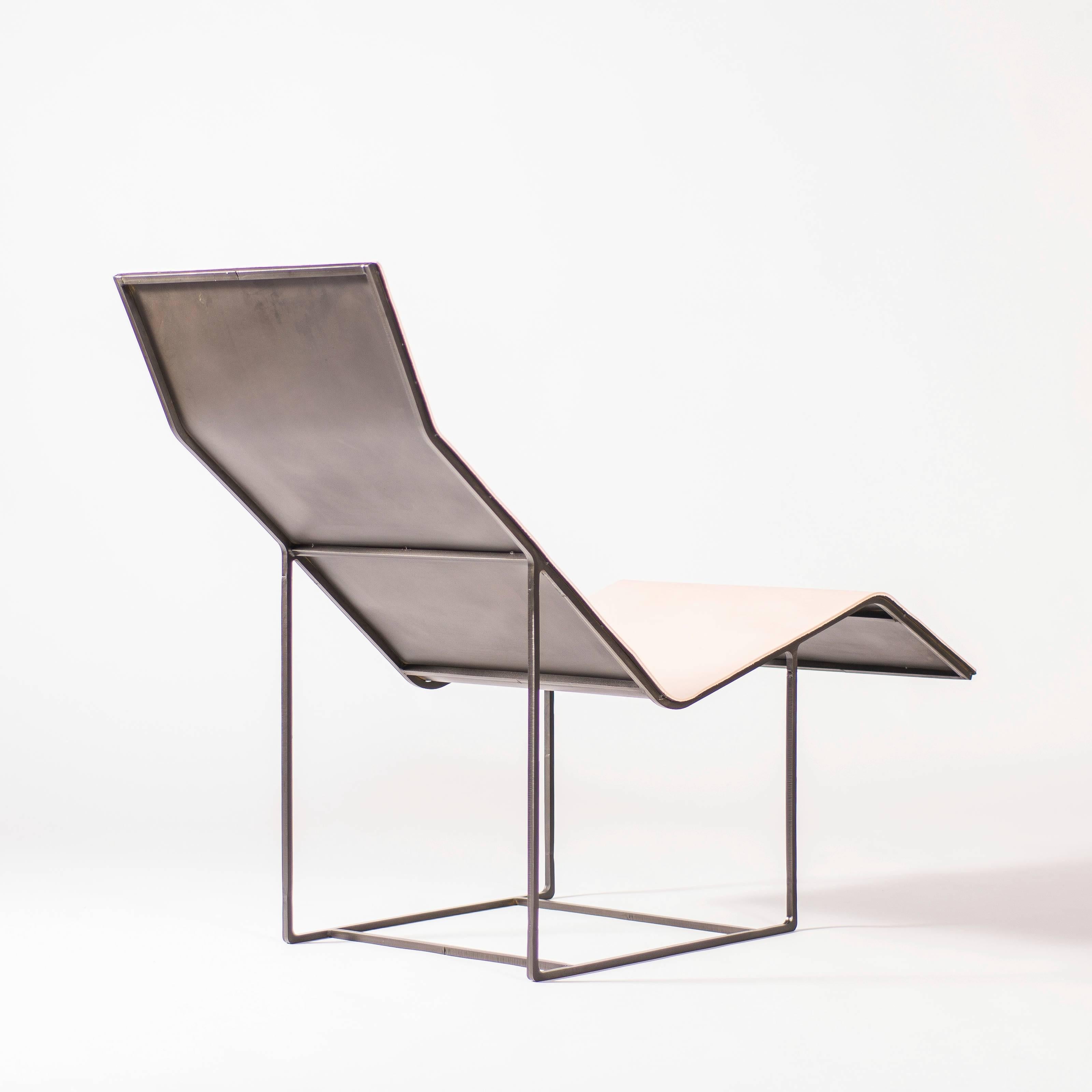 Chaise Lounge mit geschwärztem, lasergeschnittenem Stahlgestell und Sitz aus hellbraunem Leder (Moderne)