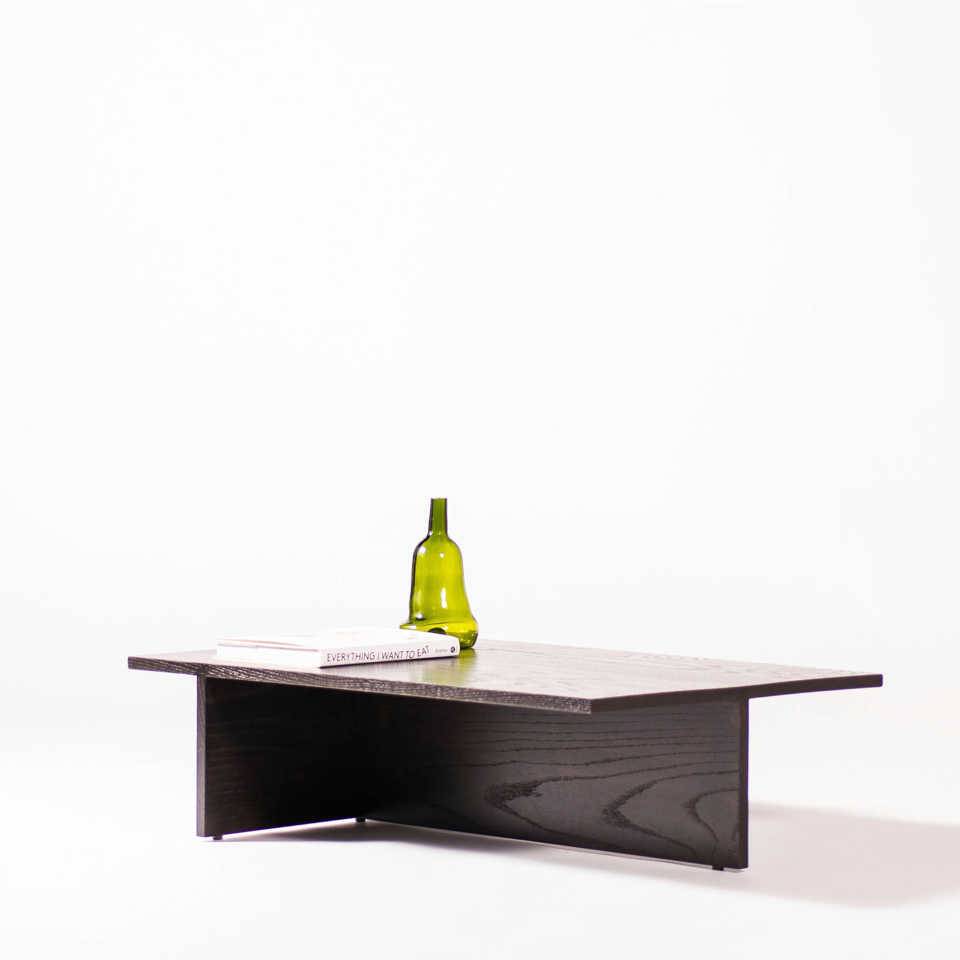 Niedriger minimalistischer Couchtisch aus geschwärzter Eiche (Moderne) im Angebot