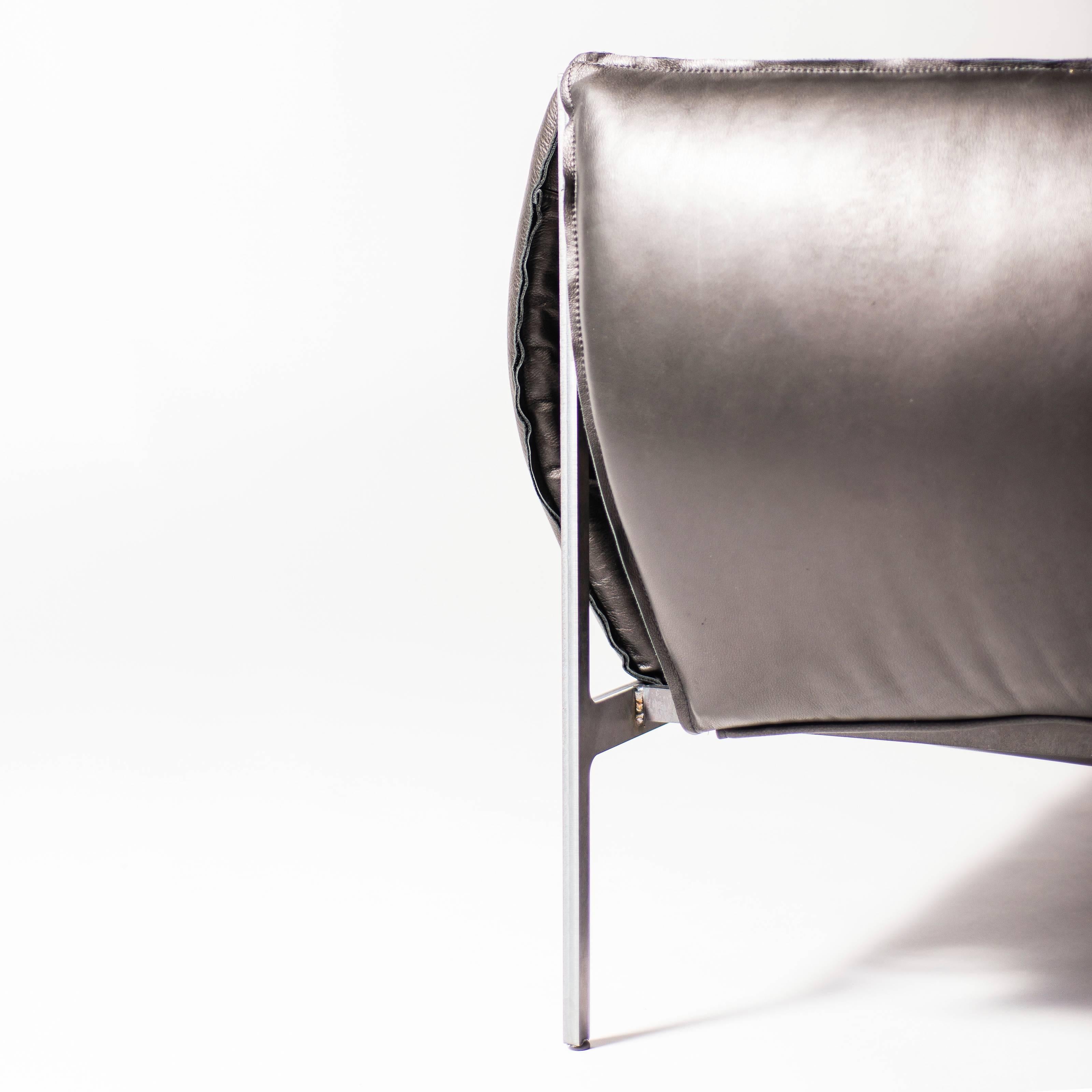 Zweisitzer-Sofa aus schwarzem, gemasertem Leder und geöltem, lasergeschnittenem Stahl (amerikanisch) im Angebot