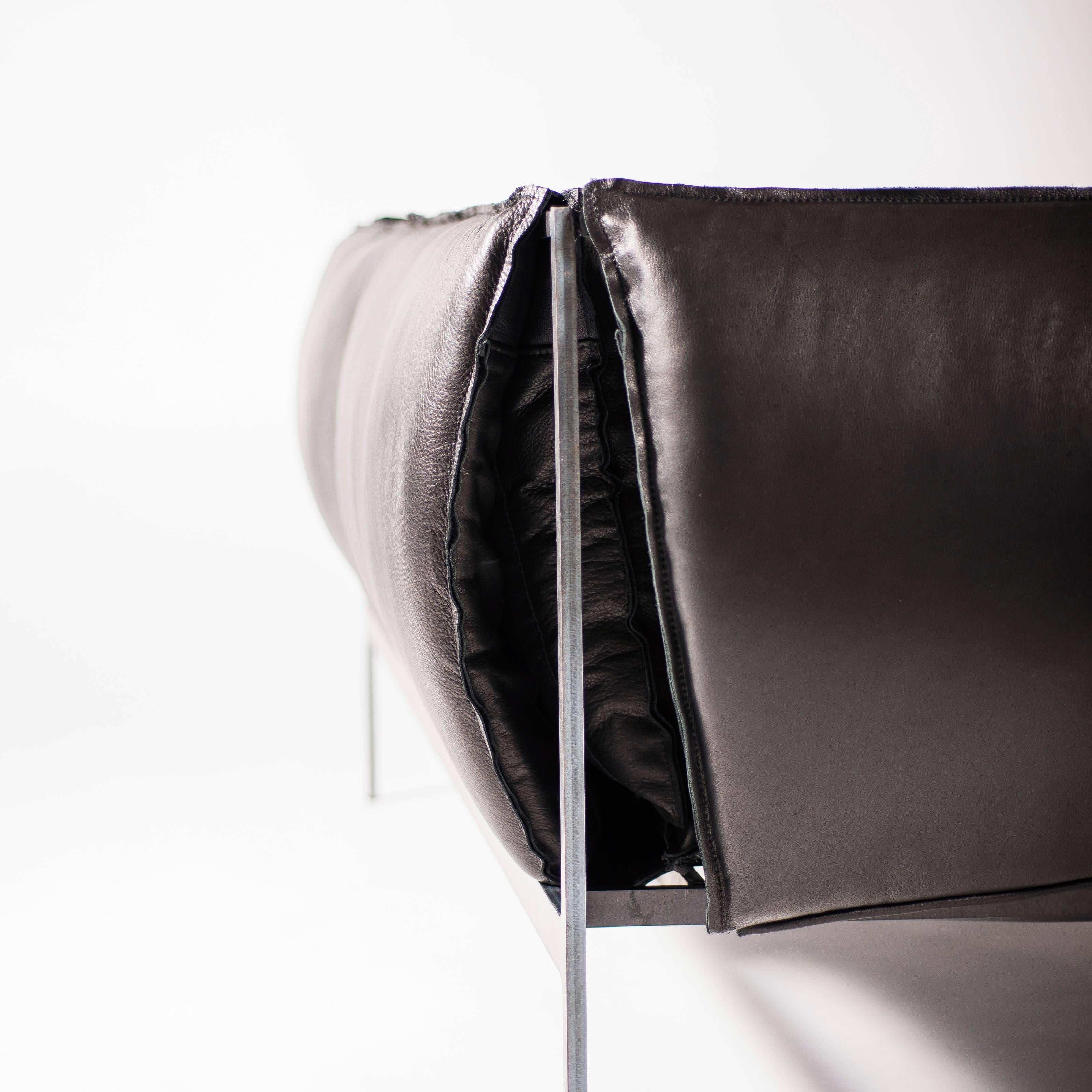 Zweisitzer-Sofa aus schwarzem, gemasertem Leder und geöltem, lasergeschnittenem Stahl (Geölt) im Angebot