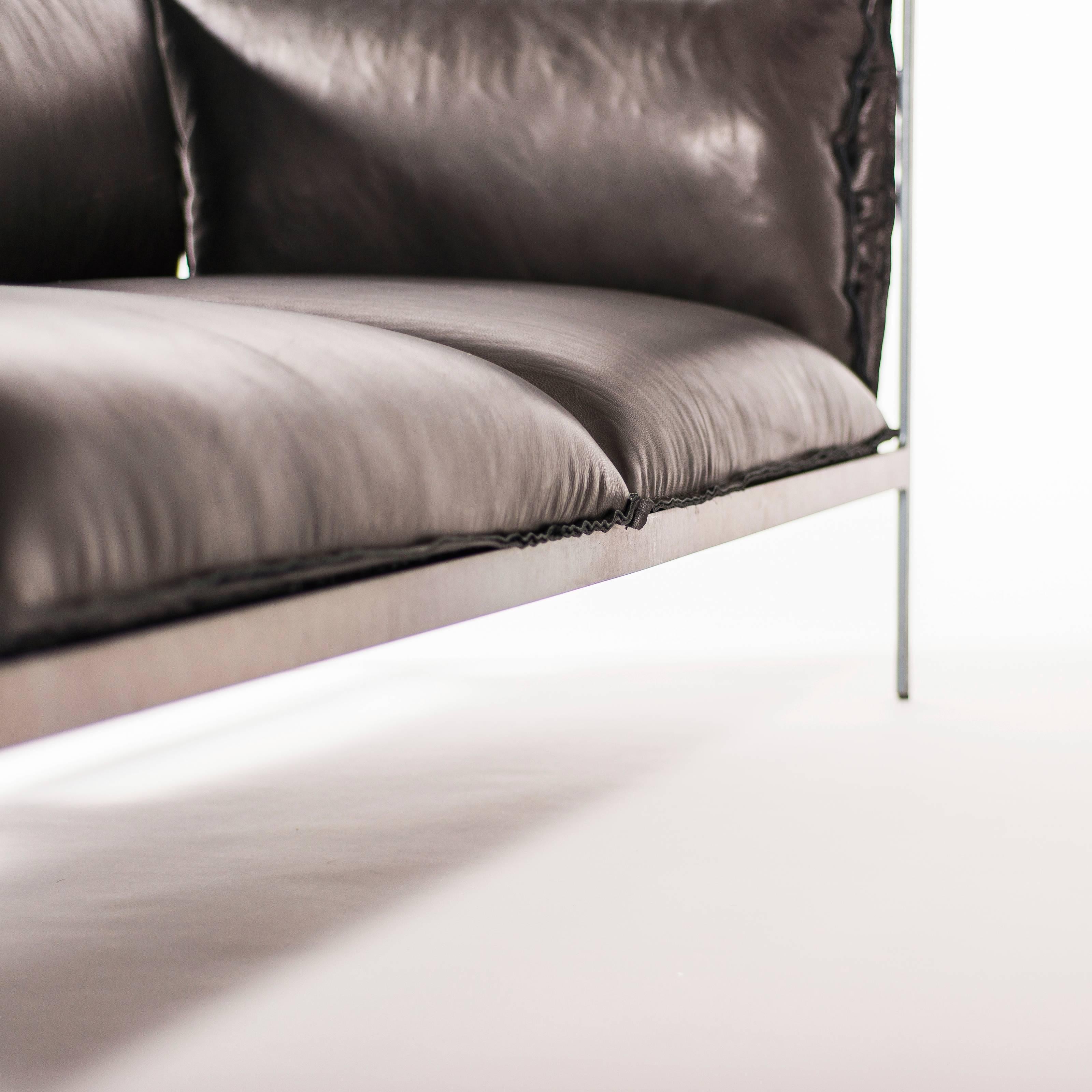Zweisitzer-Sofa aus schwarzem, gemasertem Leder und geöltem, lasergeschnittenem Stahl (Stahlschnitt) im Angebot