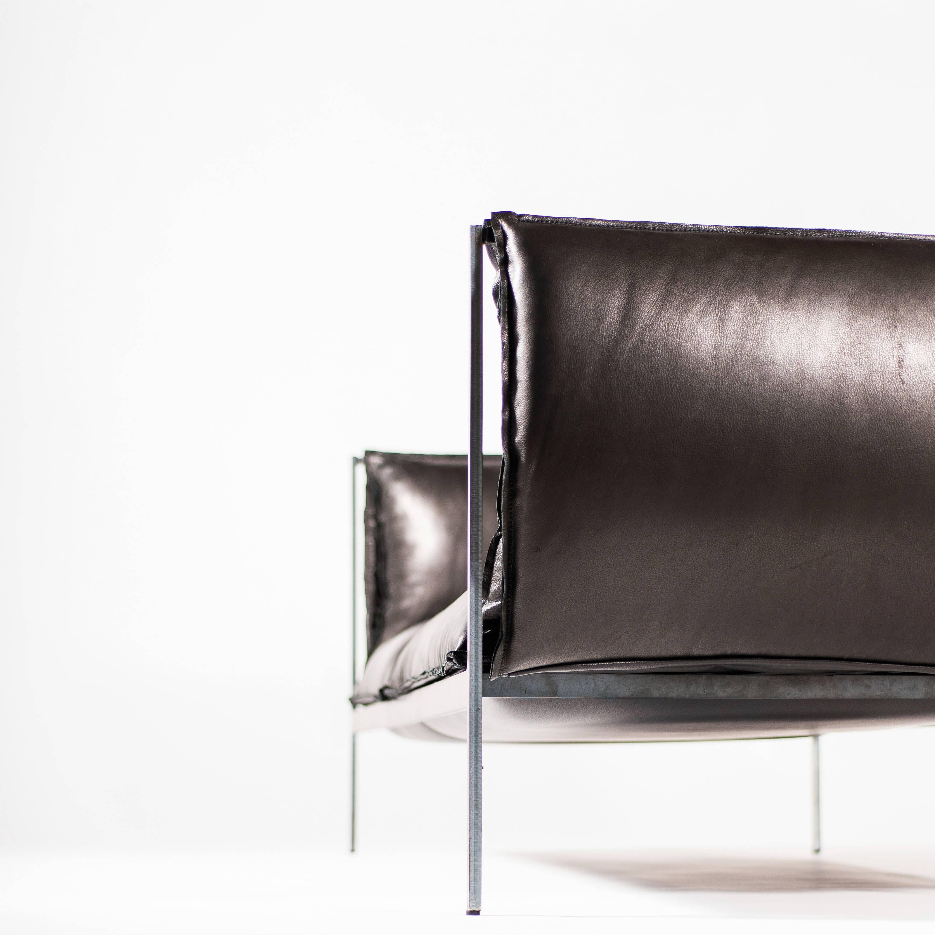 Zweisitzer-Sofa aus schwarzem, gemasertem Leder und geöltem, lasergeschnittenem Stahl im Angebot 1