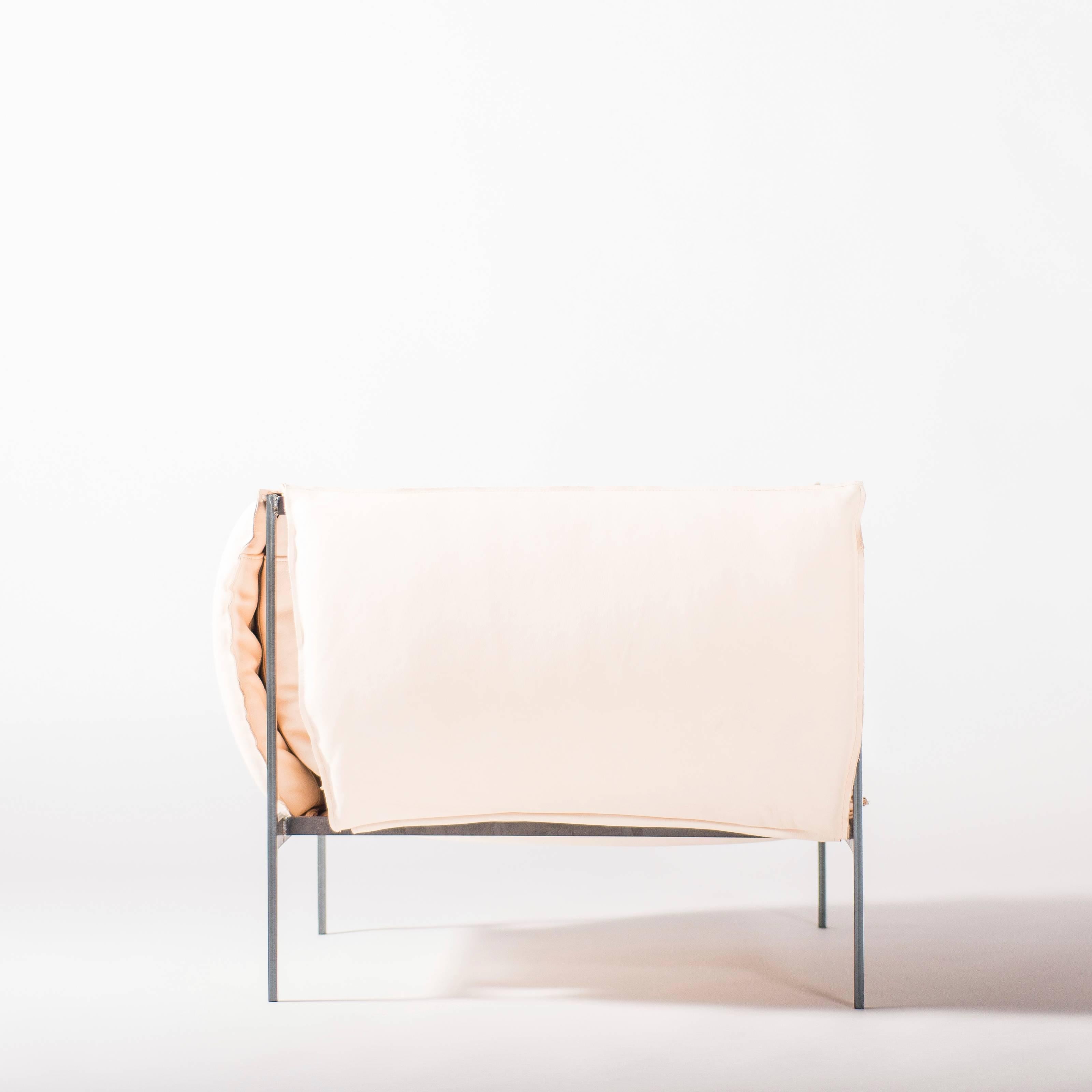 Sessel aus pflanzlich gefärbtem Leder und geöltem, lasergeschnittenem Stahl (Moderne) im Angebot