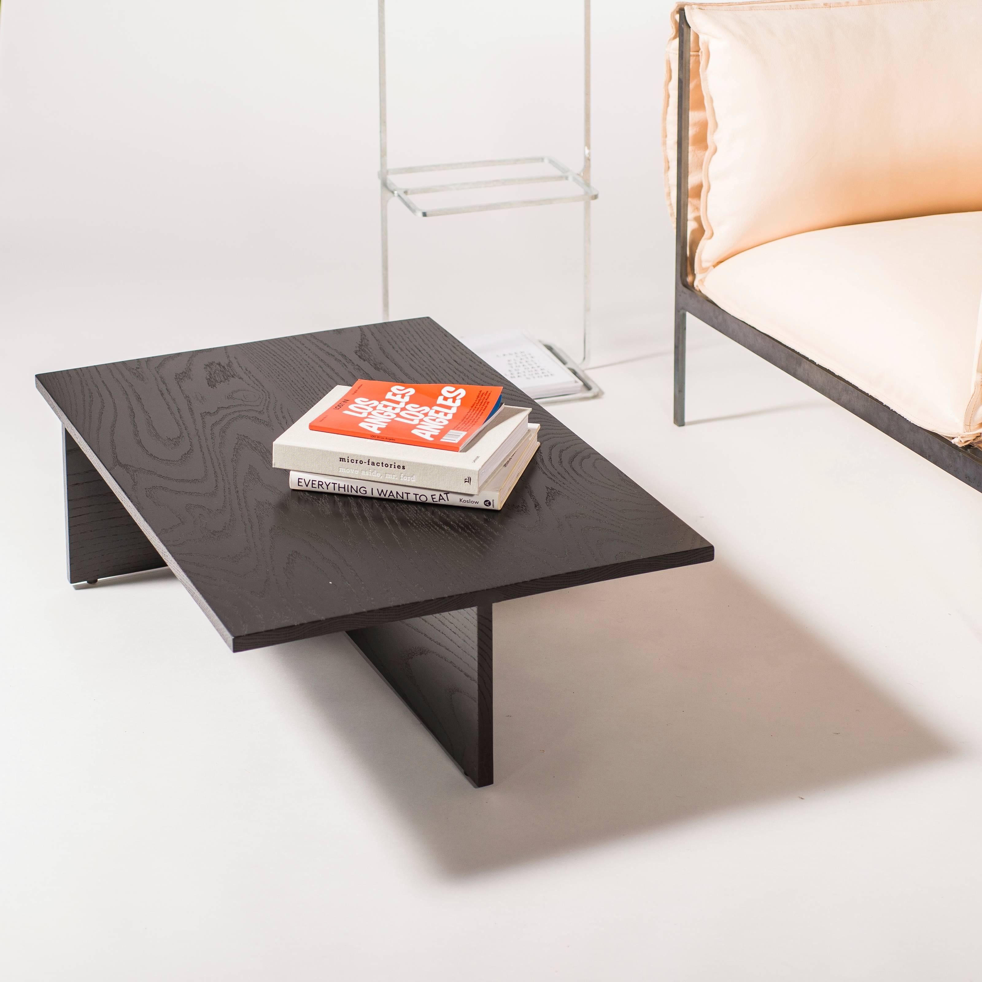 Niedriger minimalistischer Couchtisch aus geschwärzter Eiche (Eichenholz) im Angebot