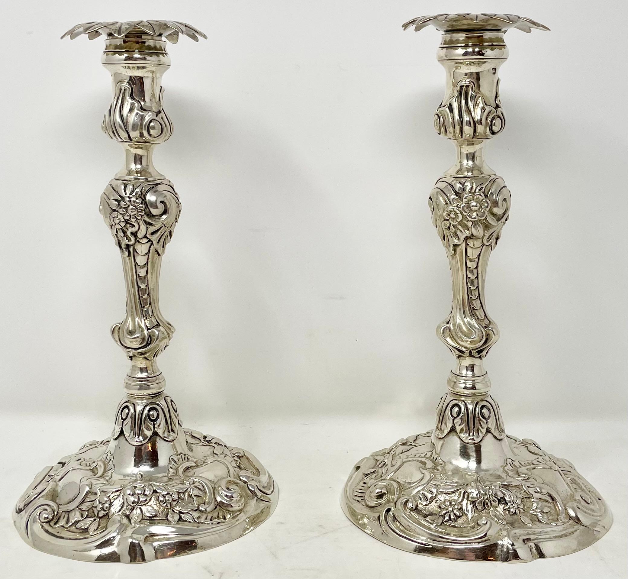 Coppia di antichi candelieri inglesi in argento sterling con marchio, circa 1890.