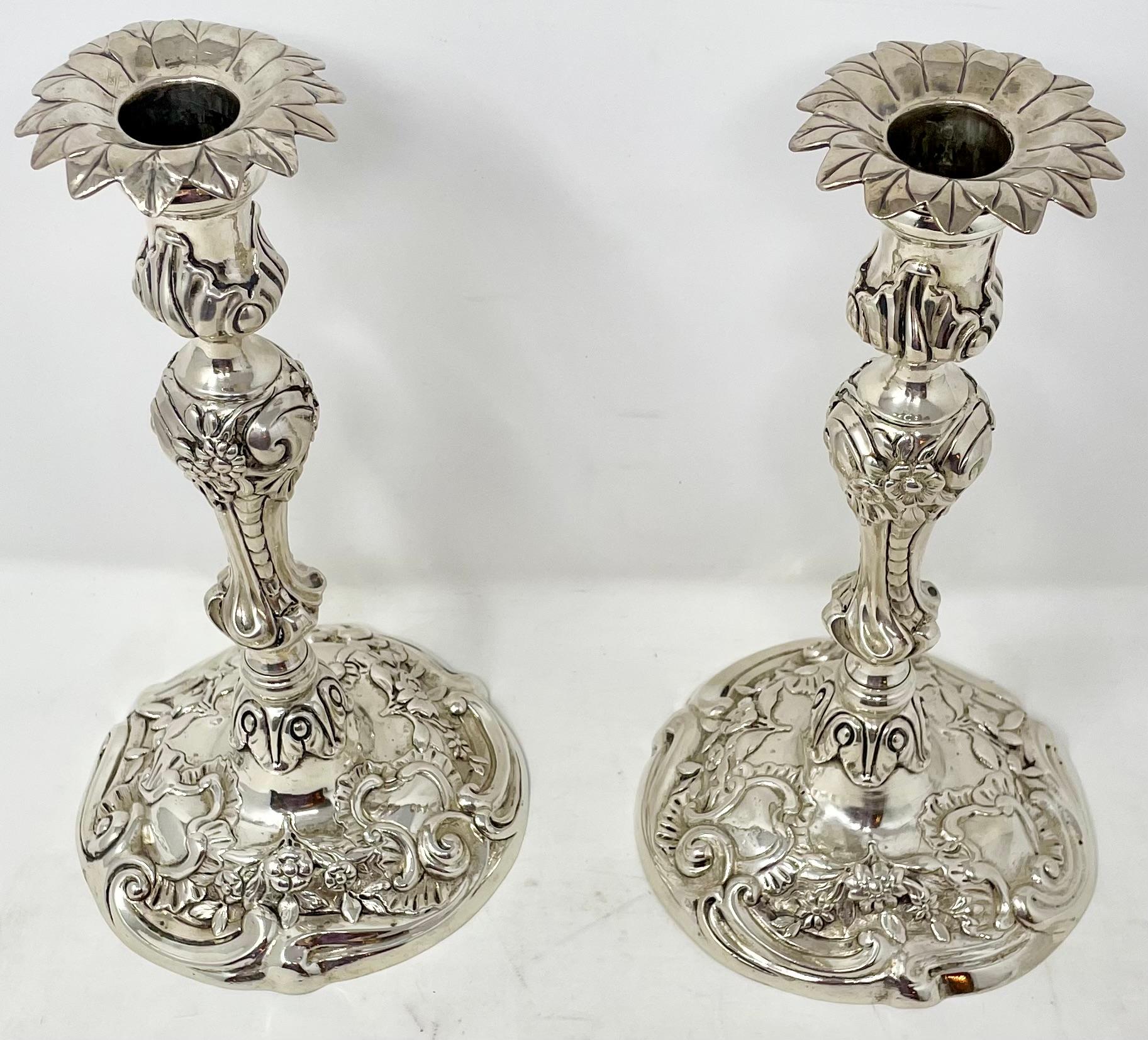 Inglese Coppia di antichi candelabri inglesi in argento sterling con marchio, circa 1890 in vendita