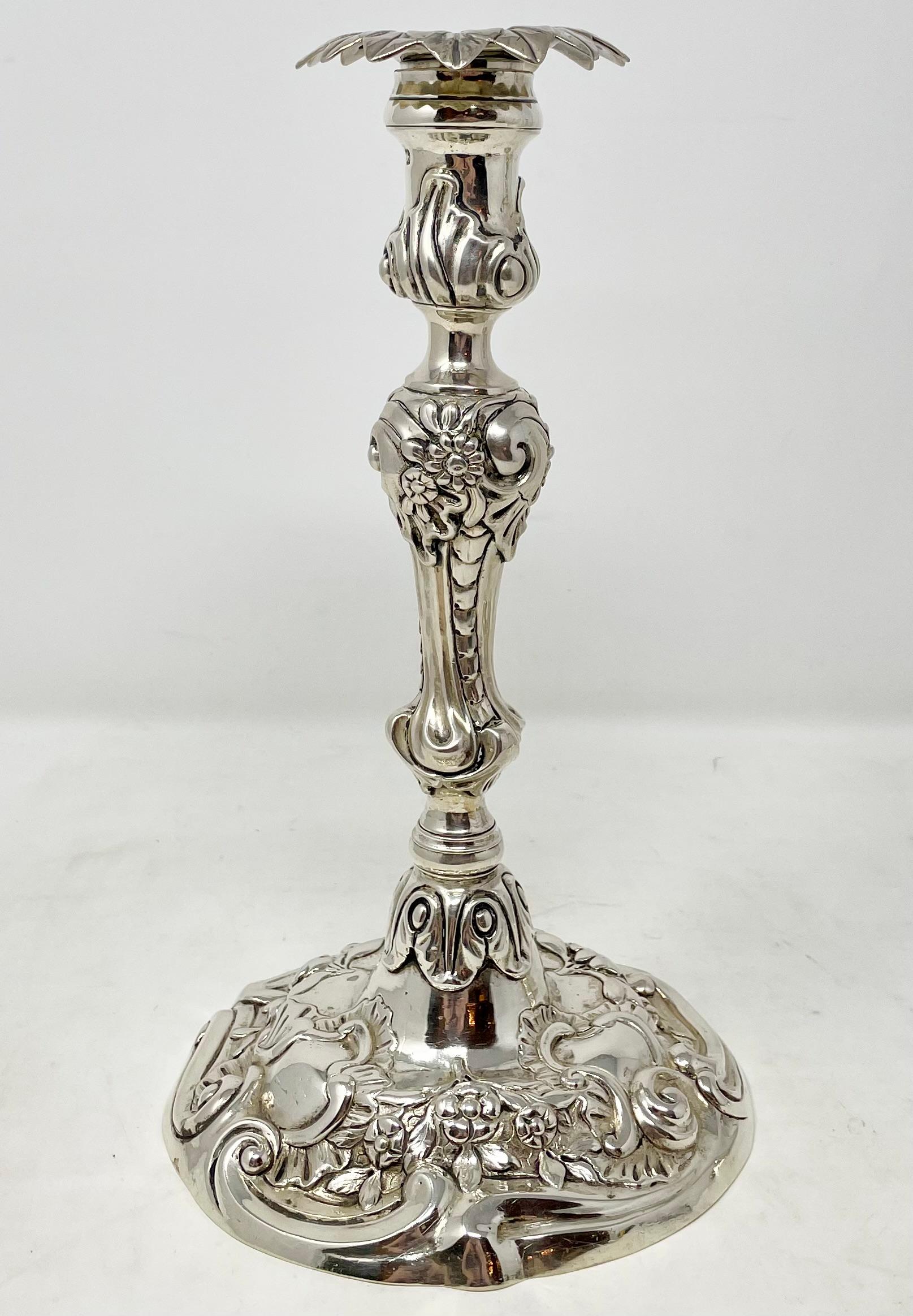 Coppia di antichi candelabri inglesi in argento sterling con marchio, circa 1890 In condizioni buone in vendita a New Orleans, LA