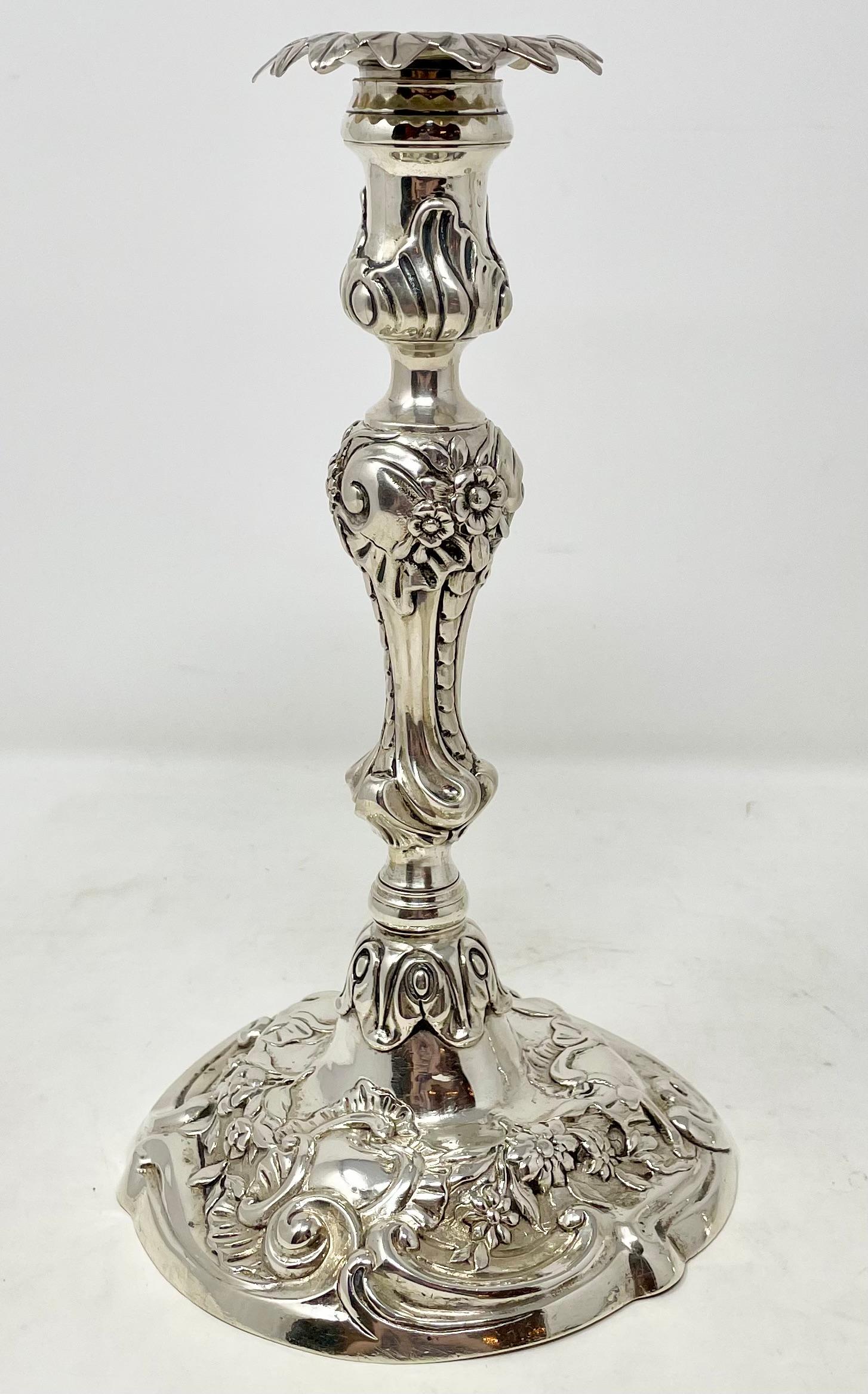 XIX secolo Coppia di antichi candelabri inglesi in argento sterling con marchio, circa 1890 in vendita