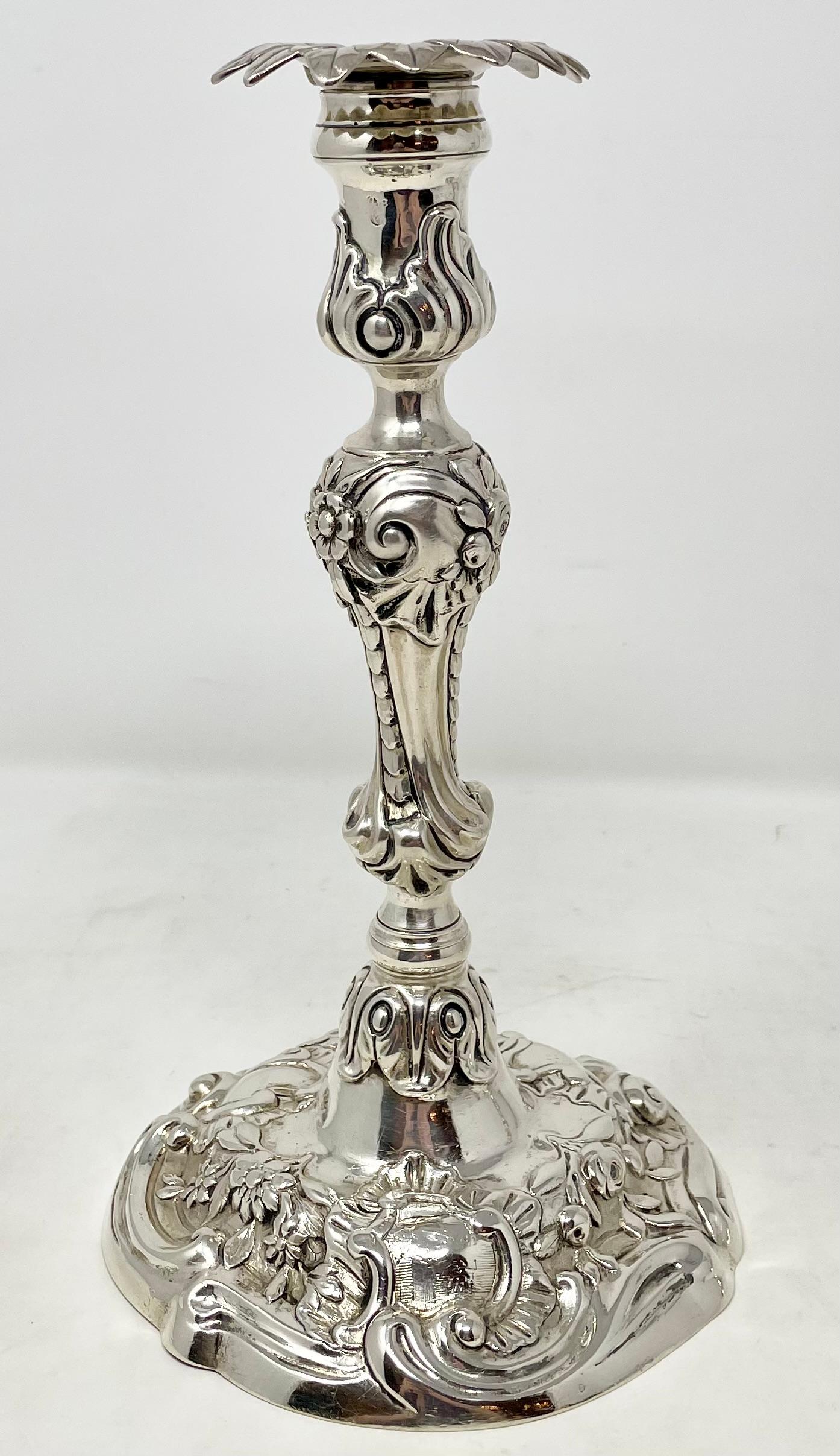 Argento 925 Coppia di antichi candelabri inglesi in argento sterling con marchio, circa 1890 in vendita
