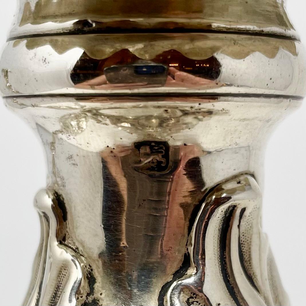 Coppia di antichi candelabri inglesi in argento sterling con marchio, circa 1890 in vendita 2