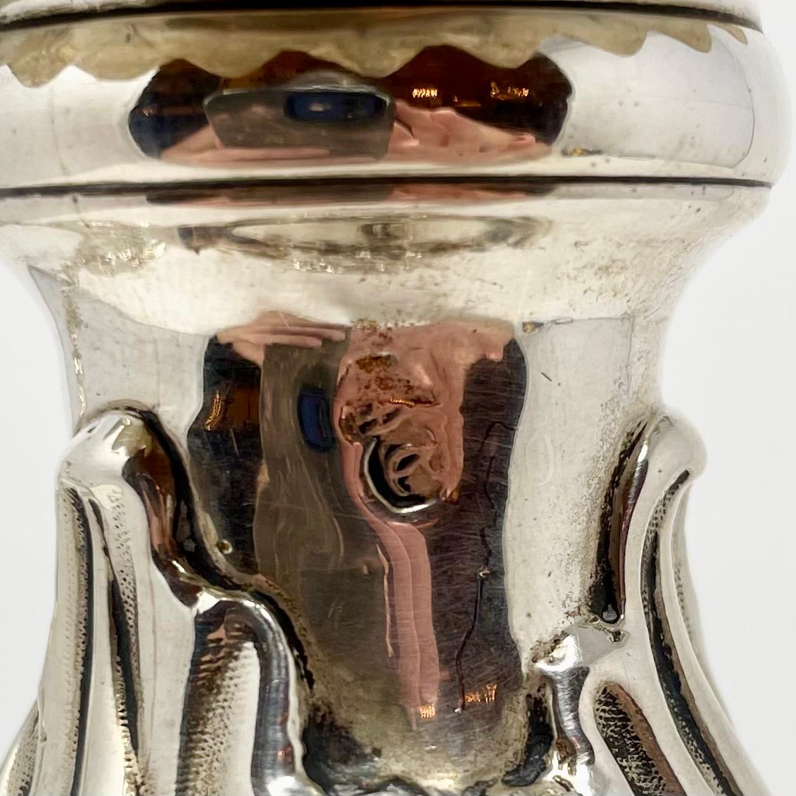 Coppia di antichi candelabri inglesi in argento sterling con marchio, circa 1890 in vendita 3