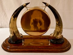 Gong de chasse antique du XIXe siècle, de fabrication britannique, en laiton et corne de bovin.