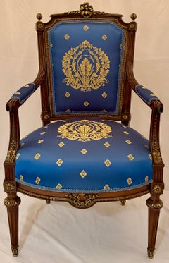 Par de sillones antiguos franceses de estilo Luis XVI, de bronce dorado y caoba, de alrededor de la década de 1890