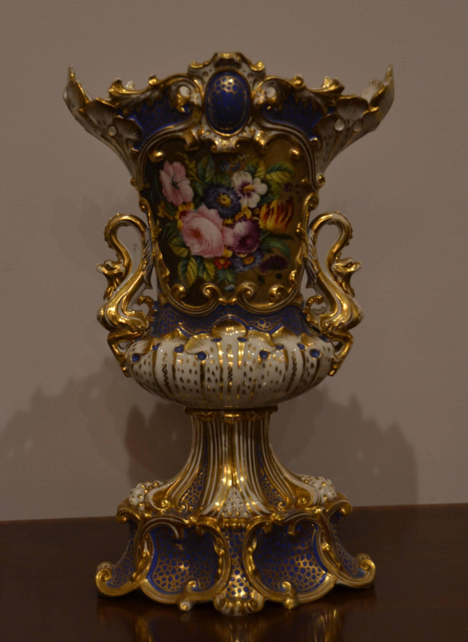 Paire de vases anciens du Vieux Paris peints à la main par Jacob Petit, vers 1850. Jacob Pettit était porcelainier et décorateur en France au XIXe siècle. Son travail est très plaisant et hautement collectionnable.