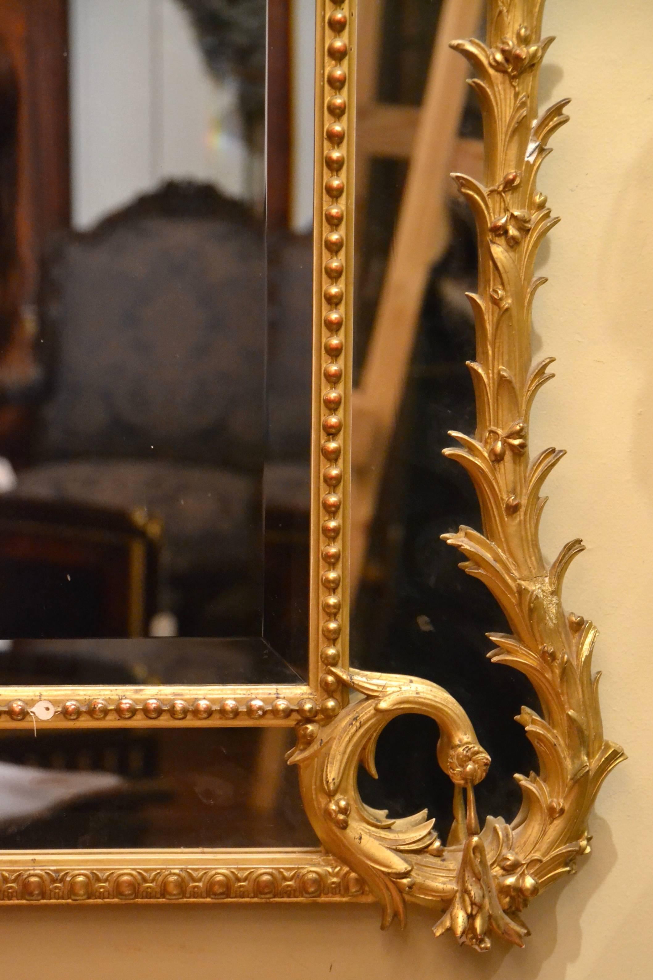 Antiguo espejo biselado dorado francés, hacia 1870-1880. De la forma encantadora en que se hacían los espejos franceses de esta época, con esmero y un diseño precioso.