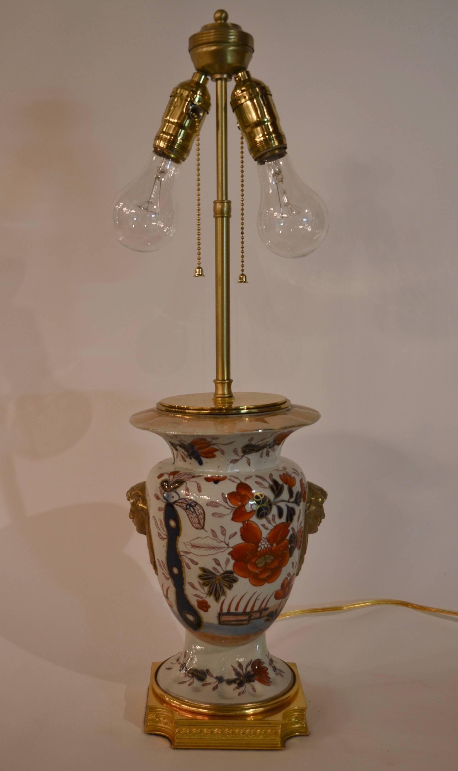 Anglais Lampe anglaise ancienne en pierre de fer Mason's en vente