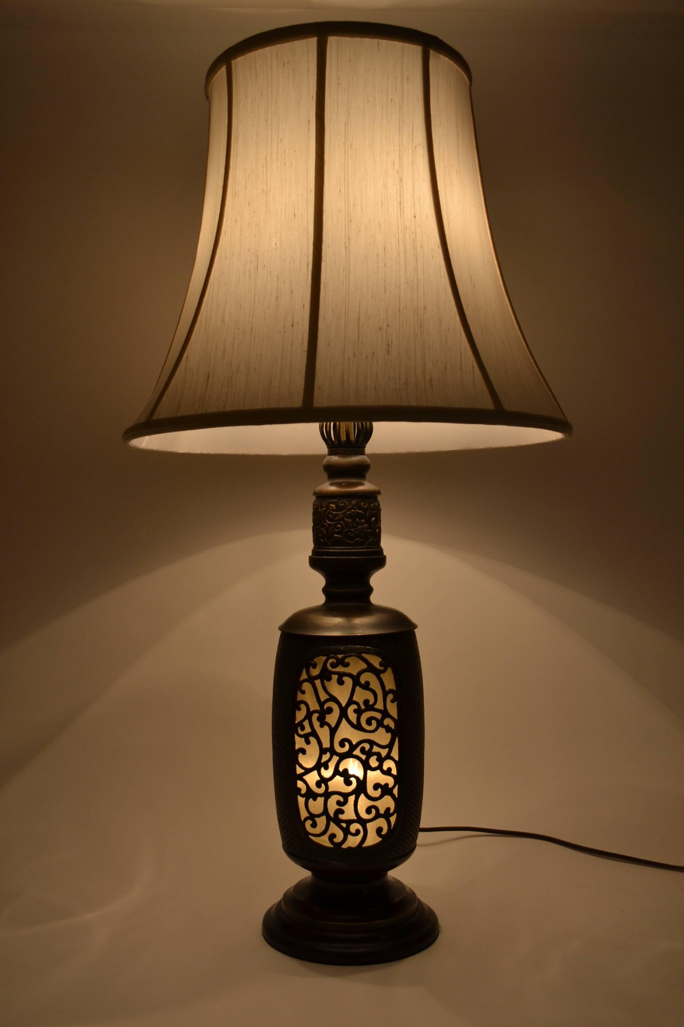 C'est une lampe vraiment cool faite à partir d'une vieille lanterne. La lumière est magnifique à travers la base décorative de la lanterne.