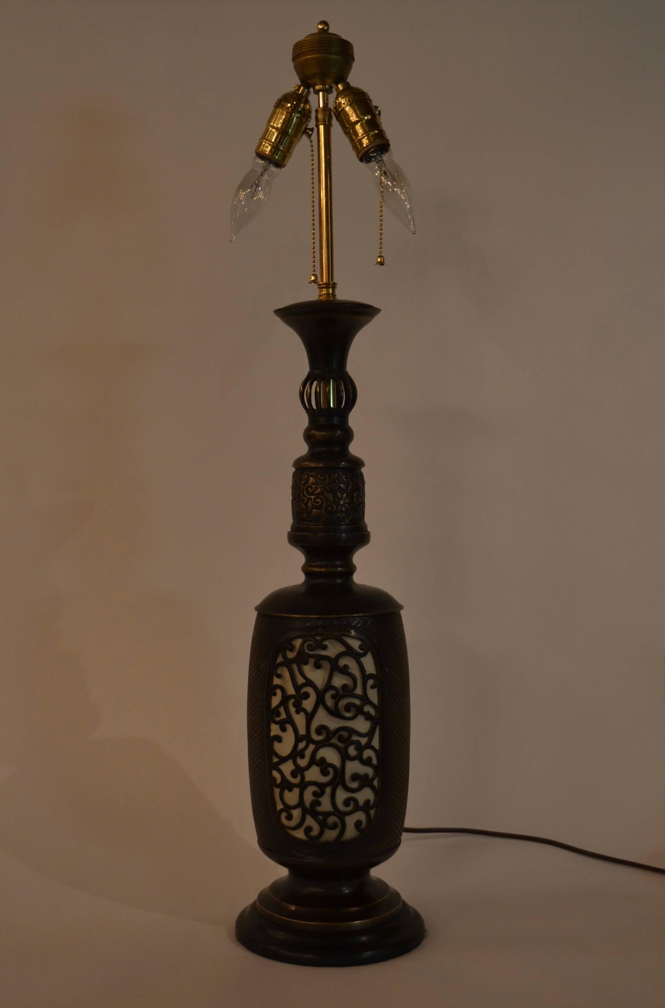Japonais Lampe à lanterne japonaise ancienne en bronze en vente