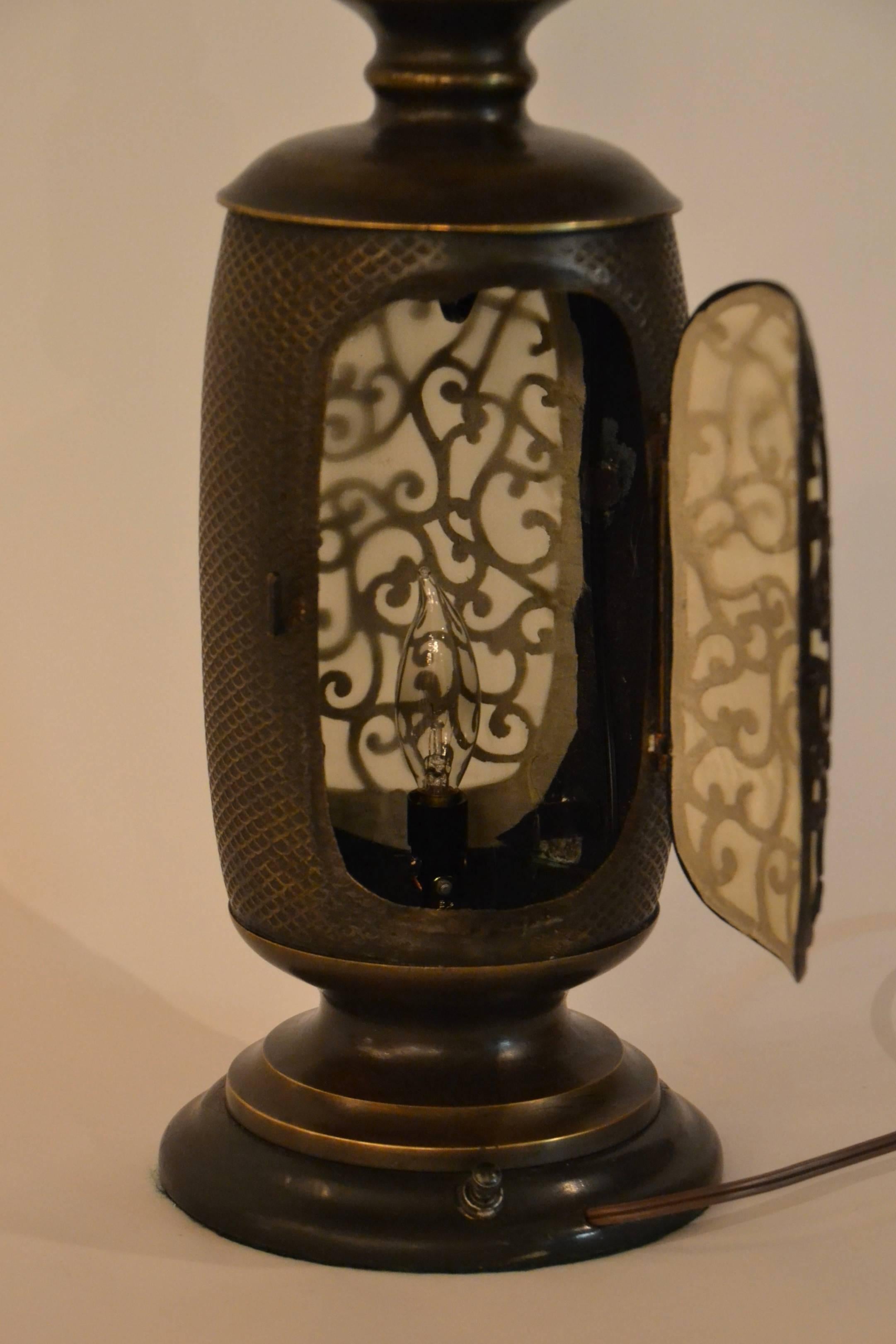 Lampe à lanterne japonaise ancienne en bronze en vente 1