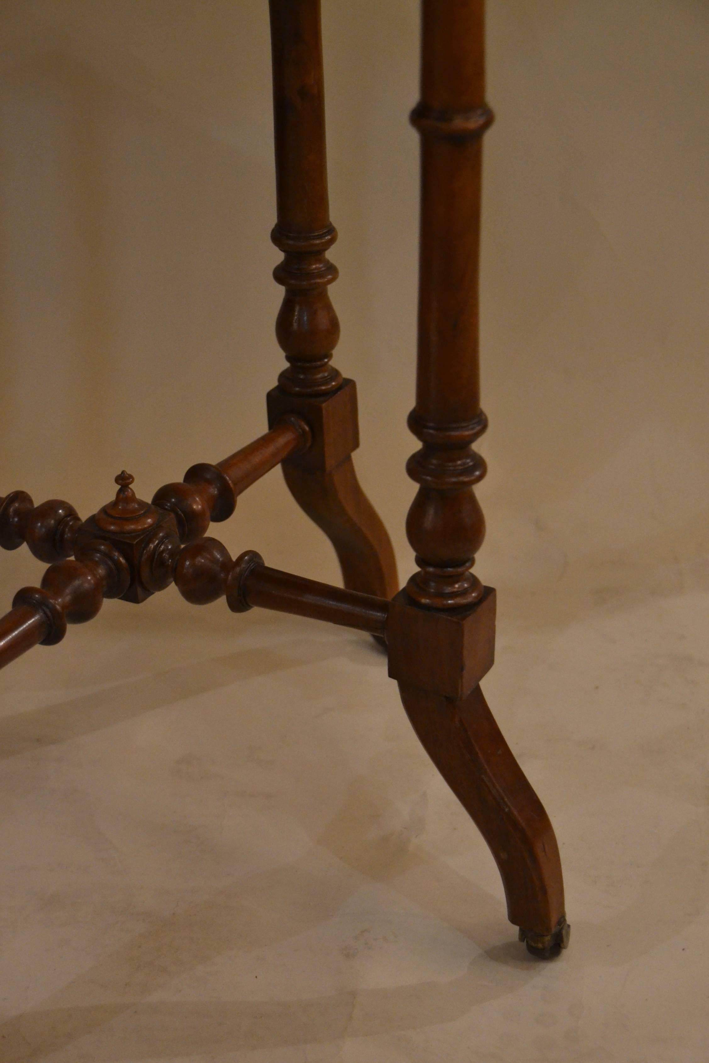 Antique English Burled Walnut Occasional Table with Inlay In Good Condition For Sale In New Orleans, LA