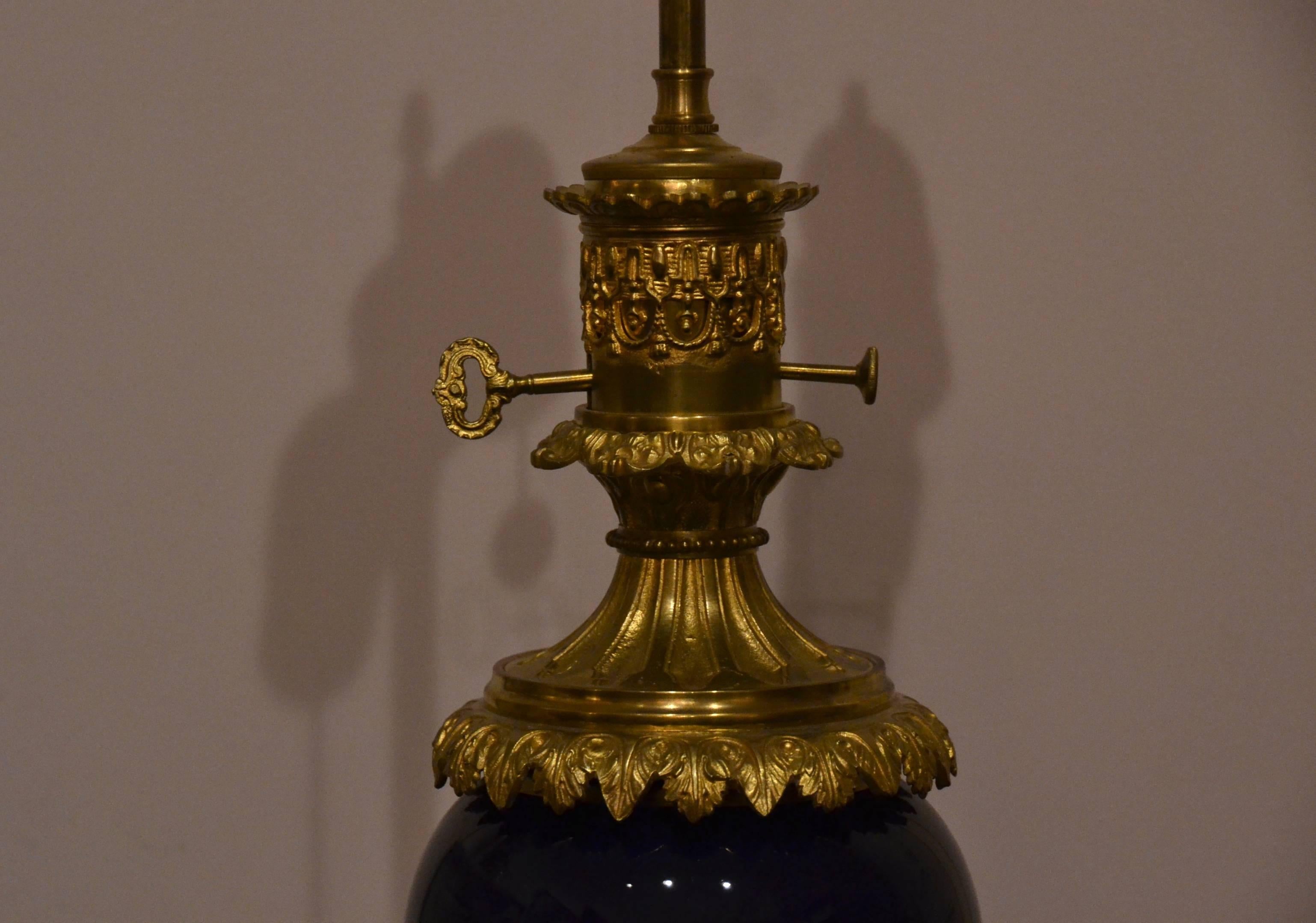 Français Paire de lampes françaises anciennes en bronze doré bleu cobalt Belle poque, vers 1890 en vente