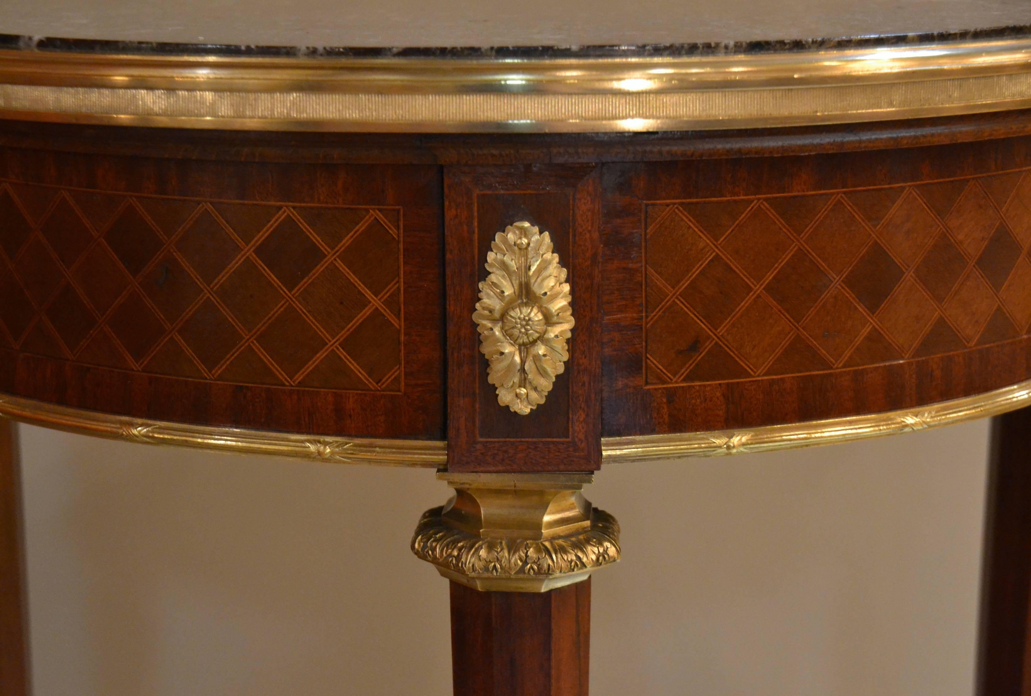 A perfect little table with a nice marble top and wonderful marquetry.