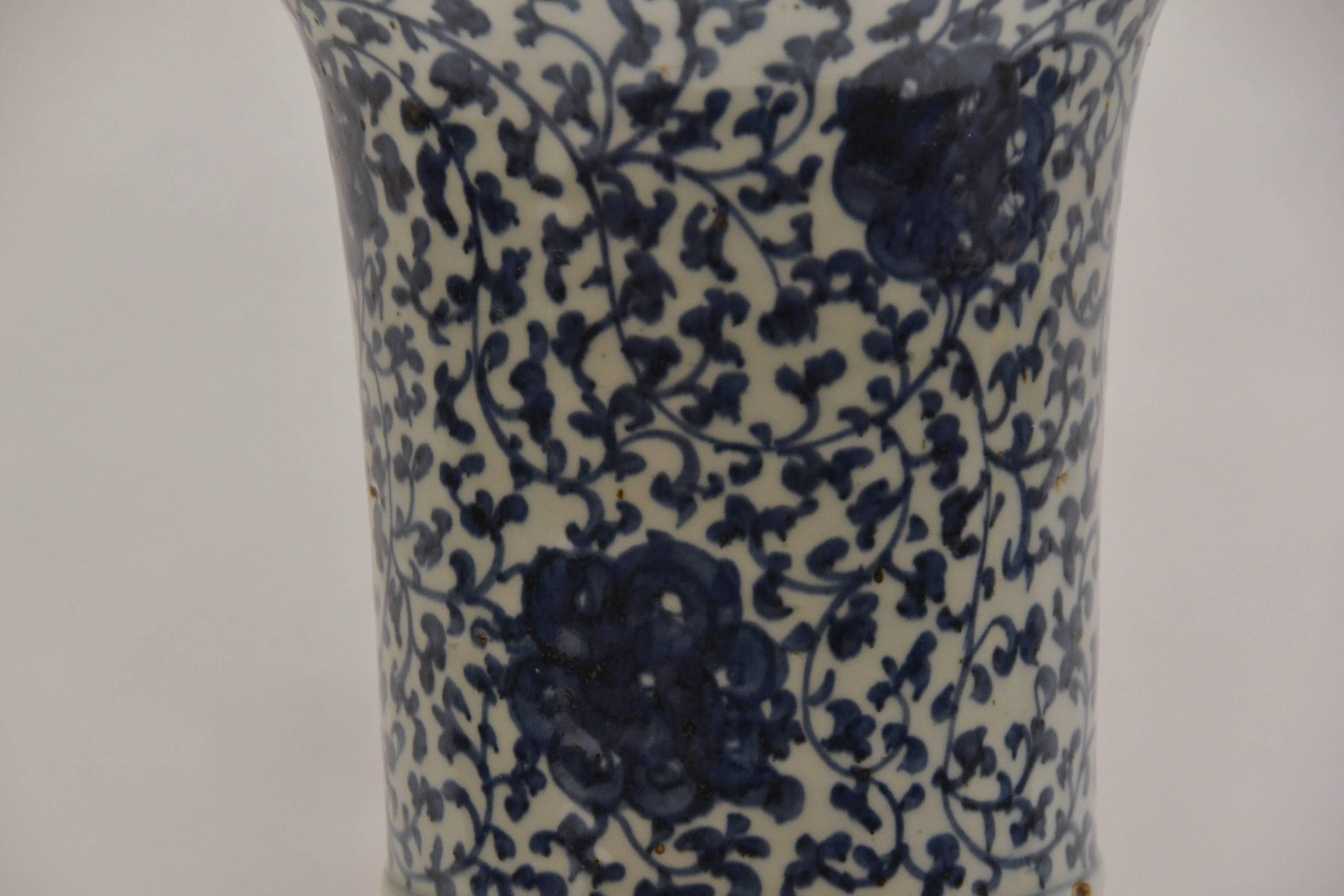 Pair of Antique 18th Century Blue and White Vases In Good Condition In New Orleans, LA